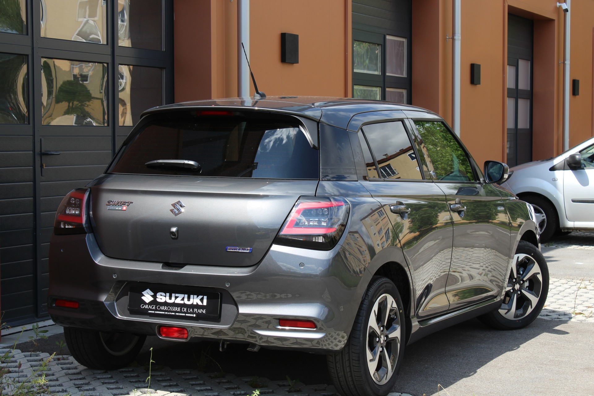 SUZUKI Swift 1.2 Compact Top Hybrid CVT - "Livrable de suite * Tempomat Adapt. * Clim Auto * GPS * Caméra * Keyless"-image-5