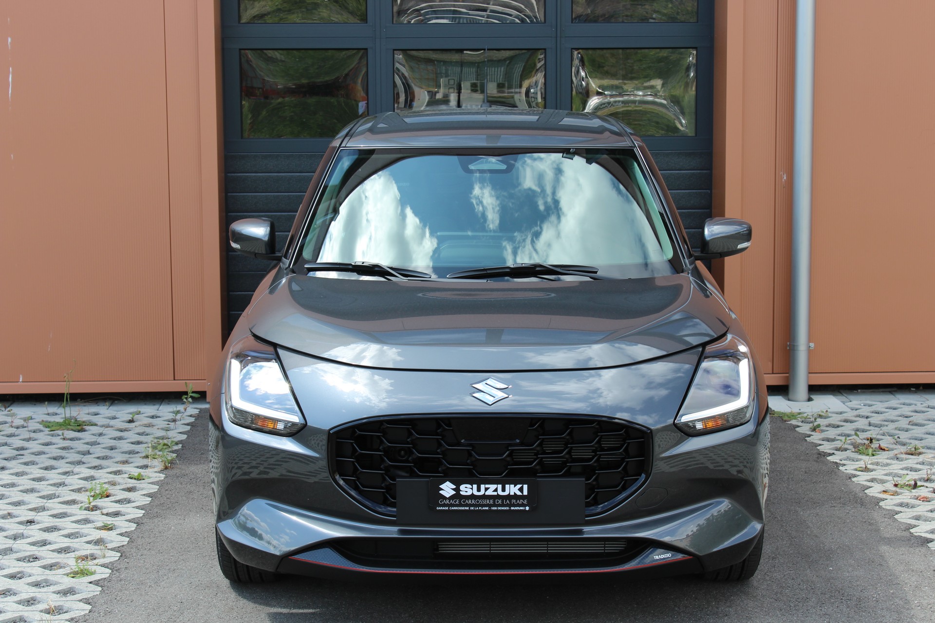 SUZUKI Swift 1.2 Compact Top Hybrid CVT - "Livrable de suite * Tempomat Adapt. * Clim Auto * GPS * Caméra * Keyless"-image-1
