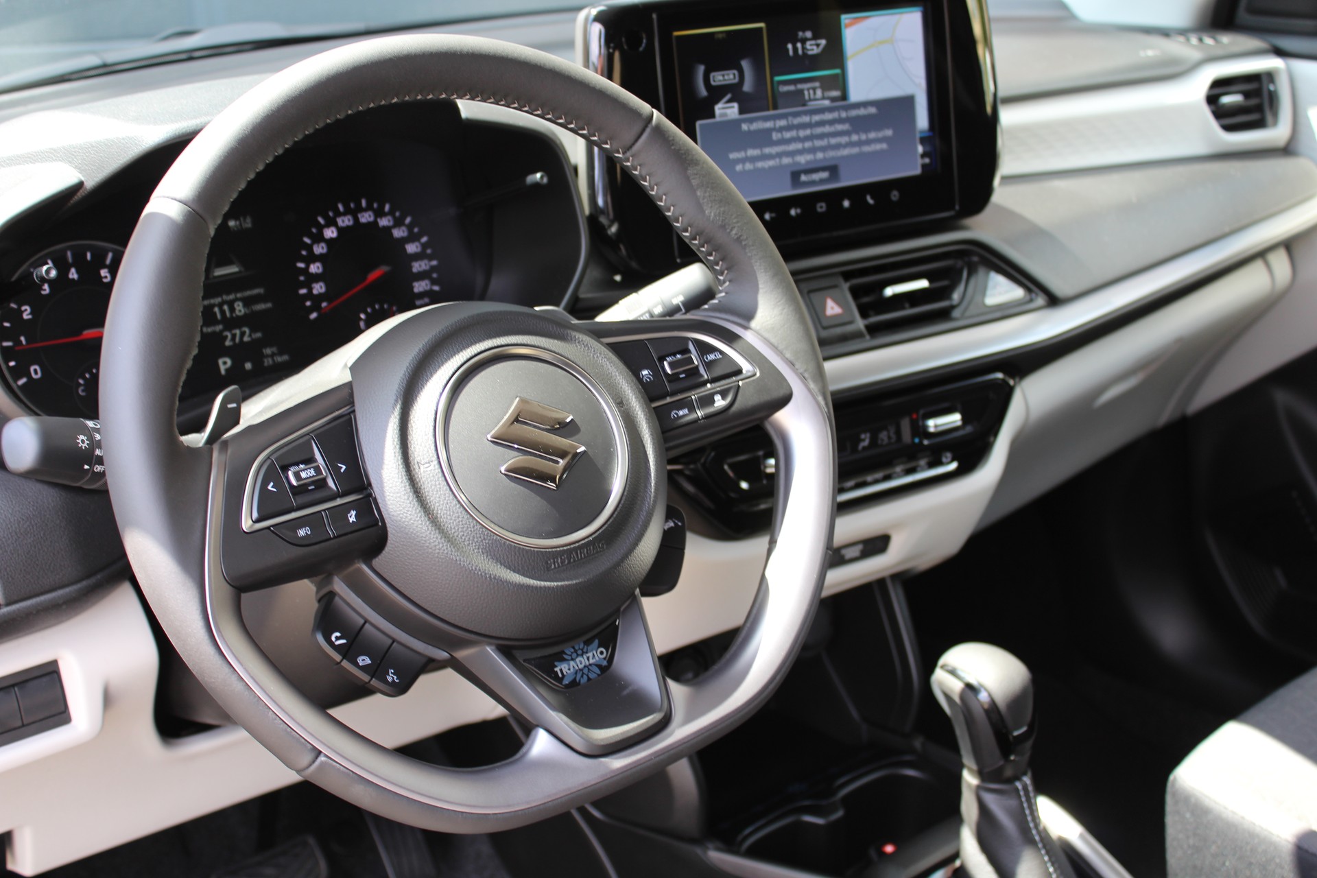 SUZUKI Swift 1.2 Compact Top Hybrid CVT - "Livrable de suite * Tempomat Adapt. * Clim Auto * GPS * Caméra * Keyless"-image-9