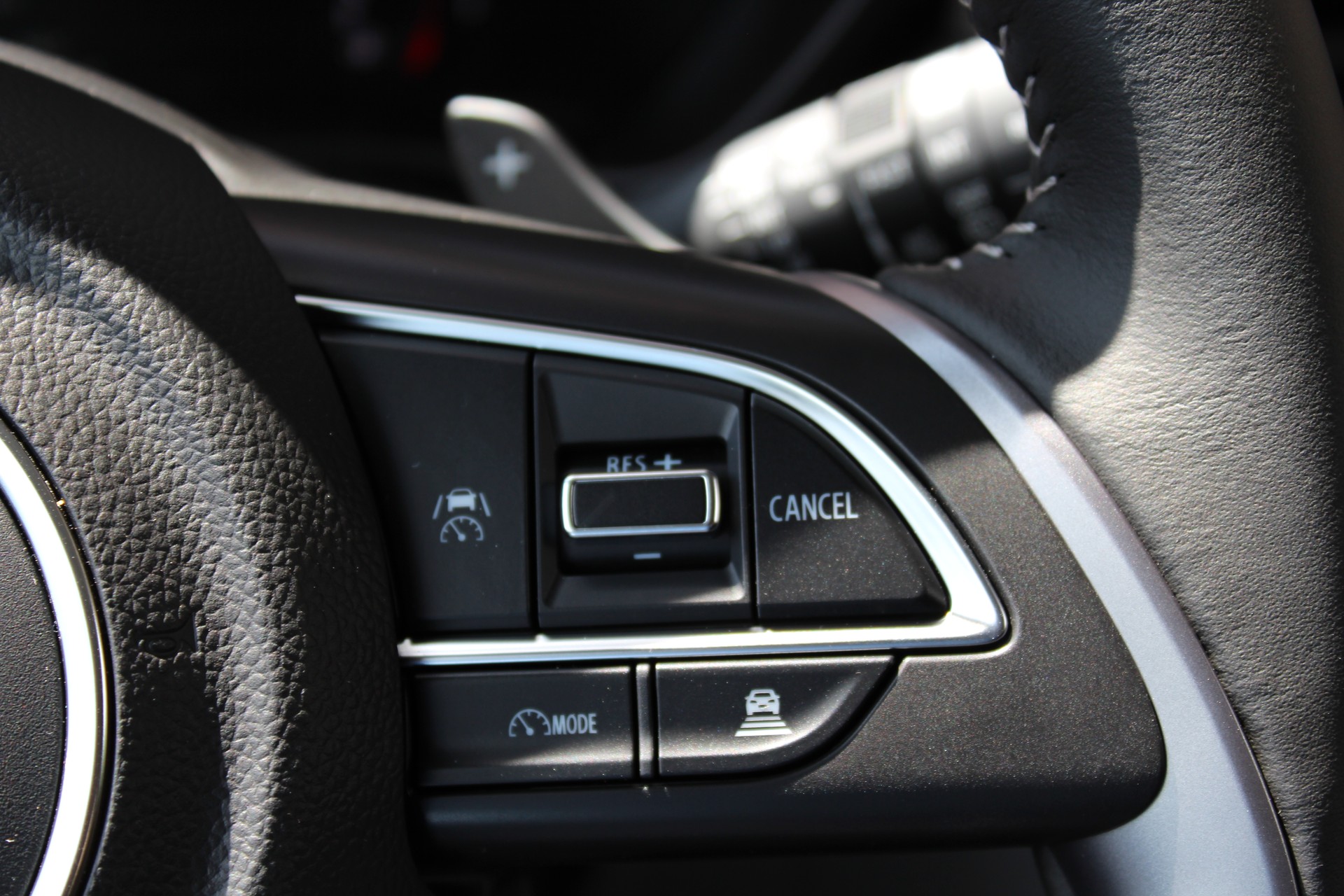 SUZUKI Swift 1.2 Compact Top Hybrid CVT - "Livrable de suite * Tempomat Adapt. * Clim Auto * GPS * Caméra * Keyless"-image-10
