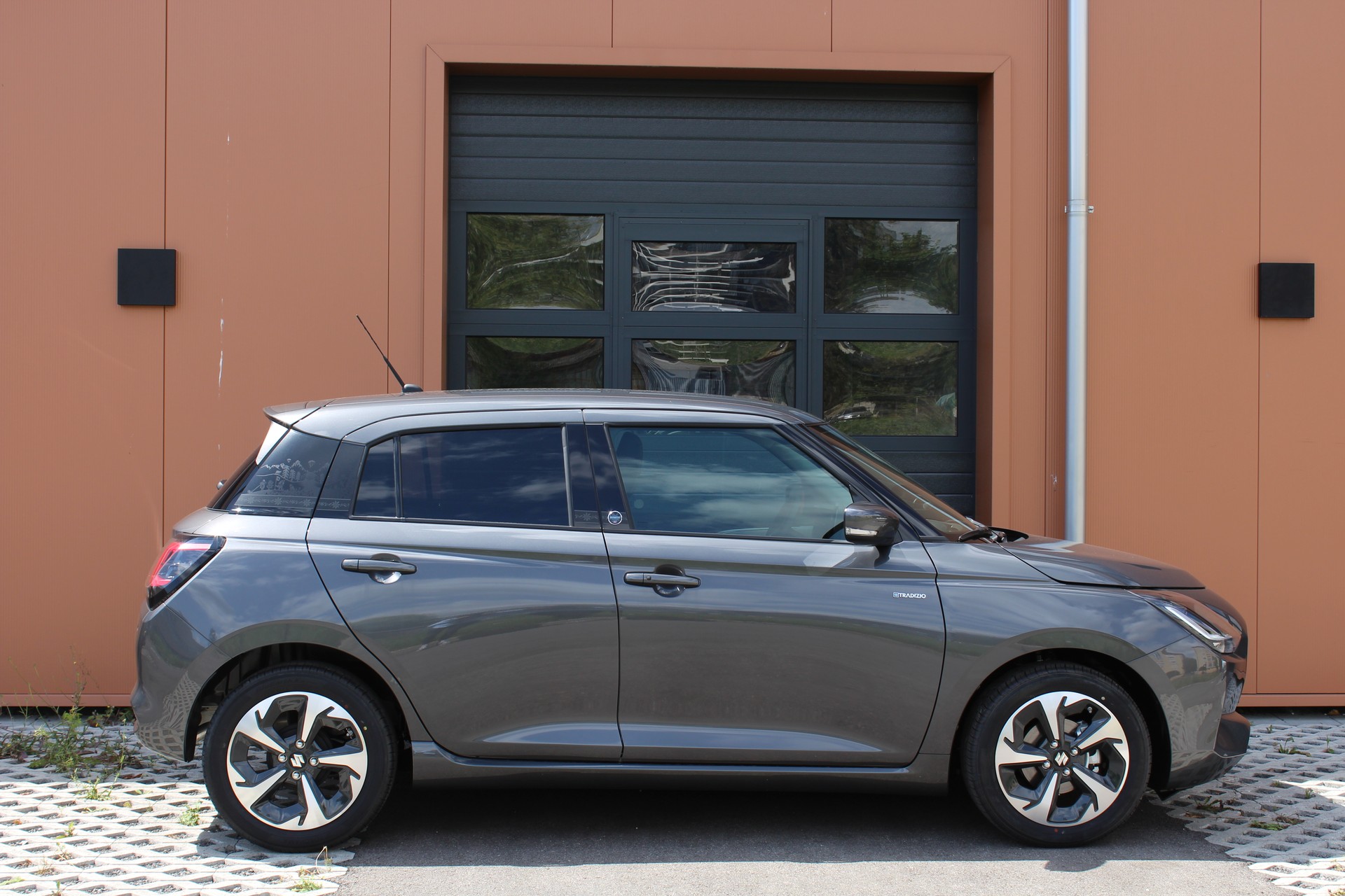 SUZUKI Swift 1.2 Compact Top Hybrid CVT - "Livrable de suite * Tempomat Adapt. * Clim Auto * GPS * Caméra * Keyless"-image-4