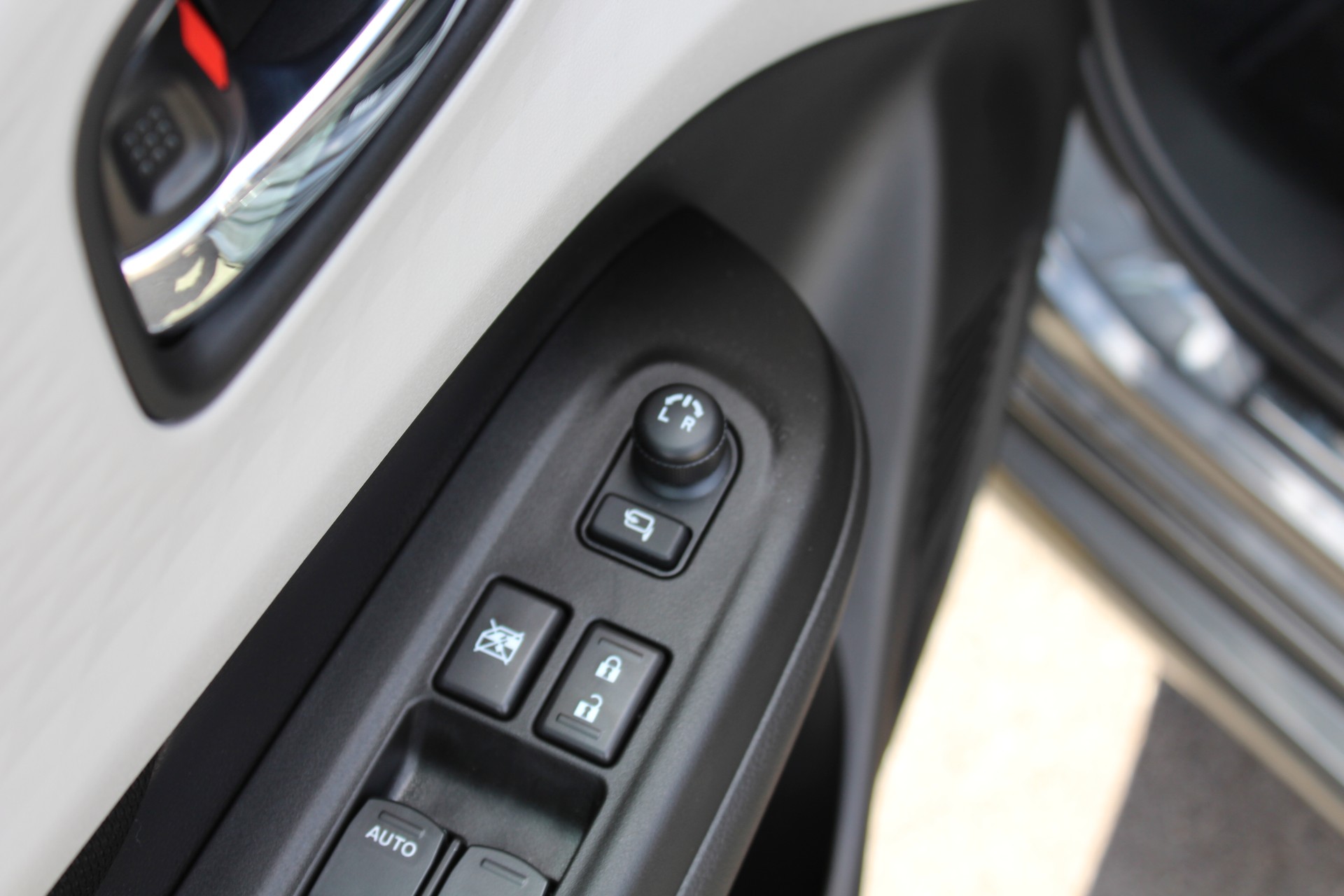 SUZUKI Swift 1.2 Compact Top Hybrid CVT - "Livrable de suite * Tempomat Adapt. * Clim Auto * GPS * Caméra * Keyless"-image-13