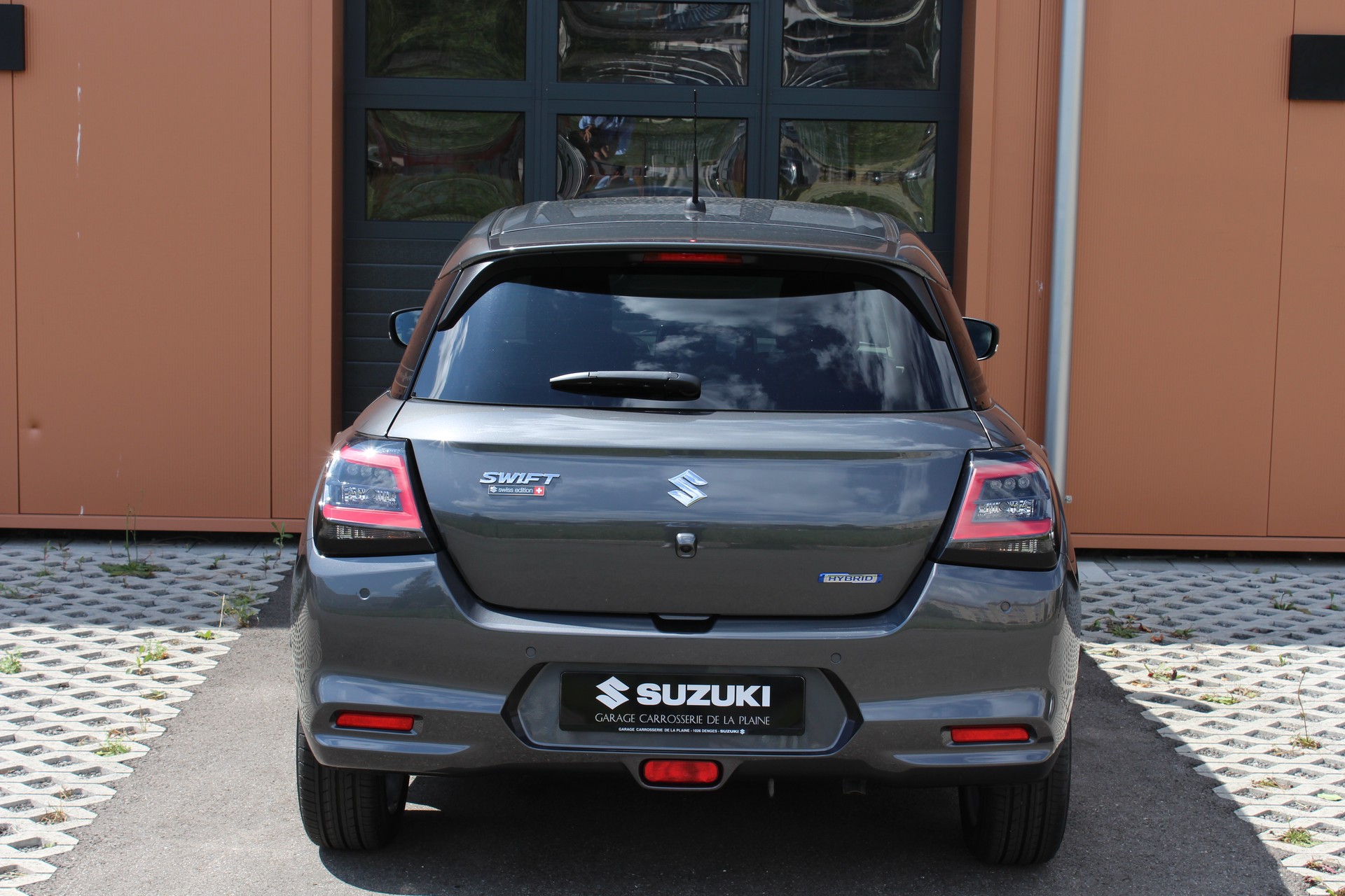 SUZUKI Swift 1.2 Compact Top Hybrid CVT - "Livrable de suite * Tempomat Adapt. * Clim Auto * GPS * Caméra * Keyless"-image-6