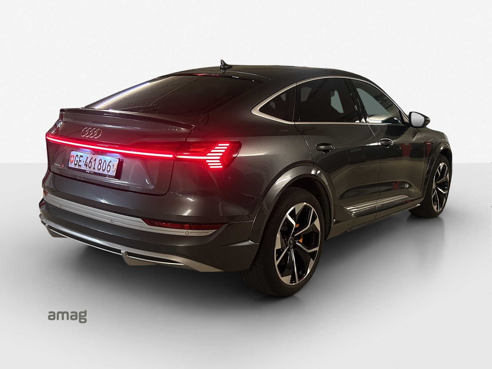 AUDI e-tron S Sportback quattro-image-4