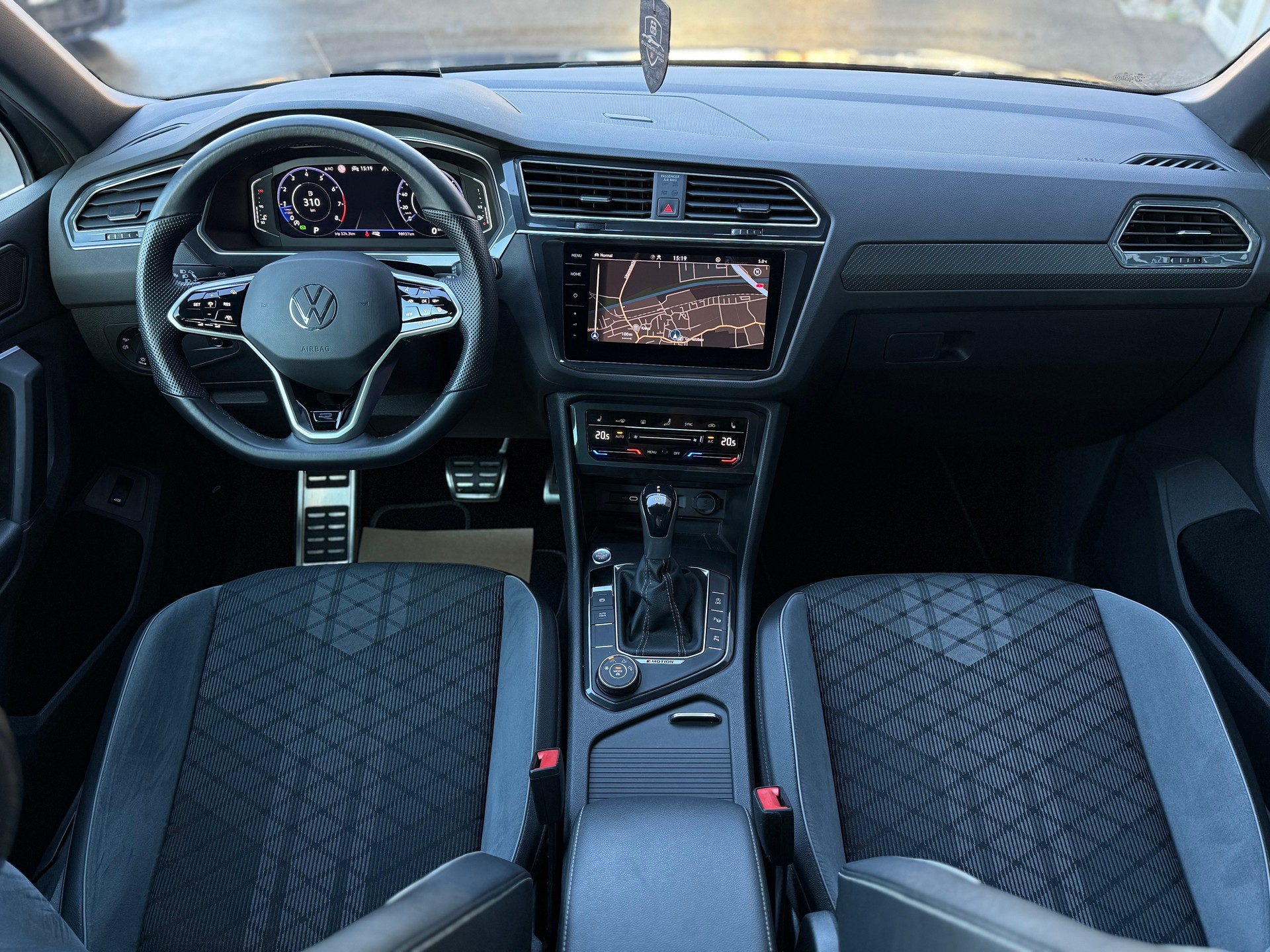 VW Tiguan 2.0TSI R-Line 4Motion DSG-image-12