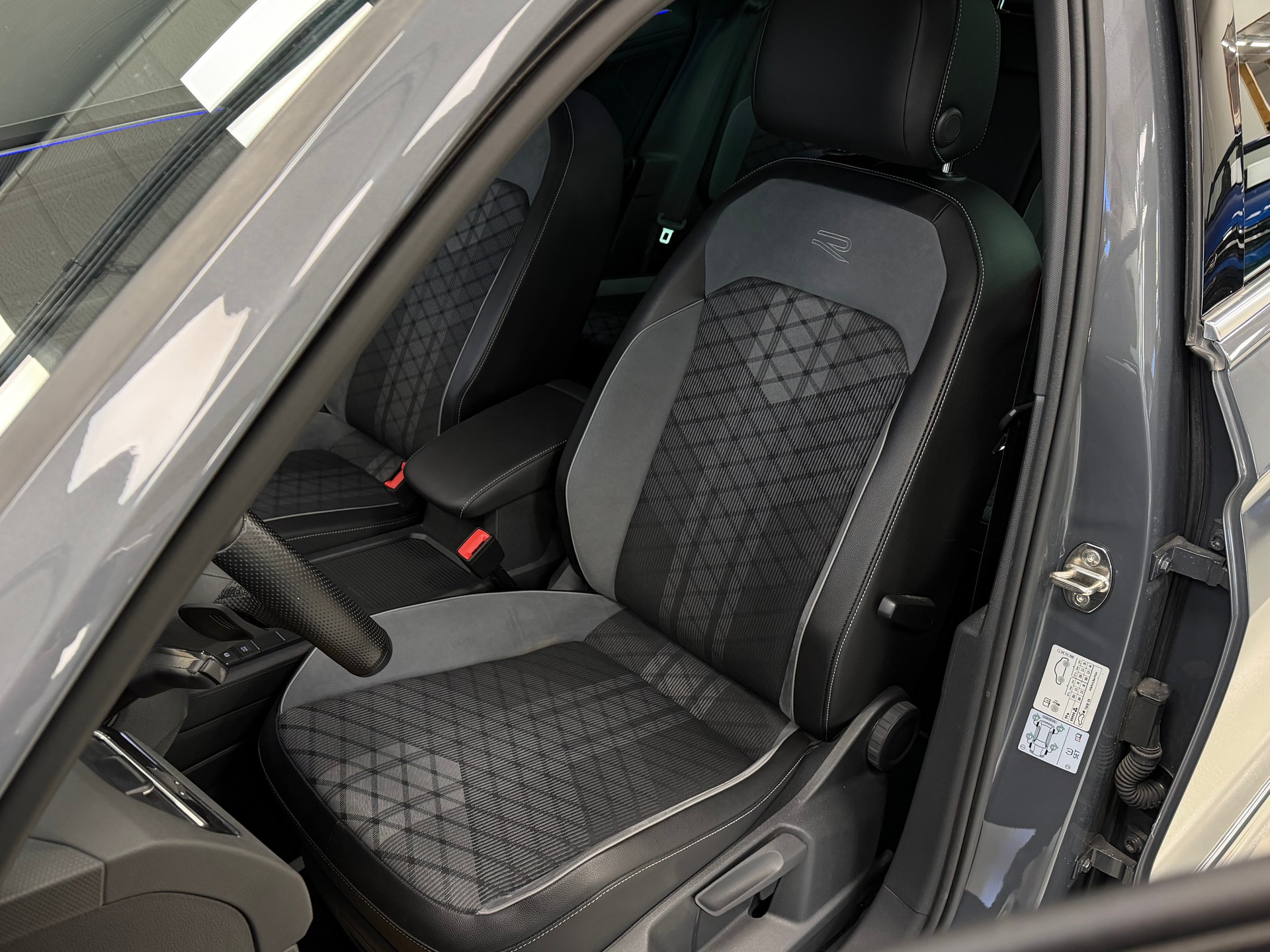 VW Tiguan 2.0TSI R-Line 4Motion DSG-image-11