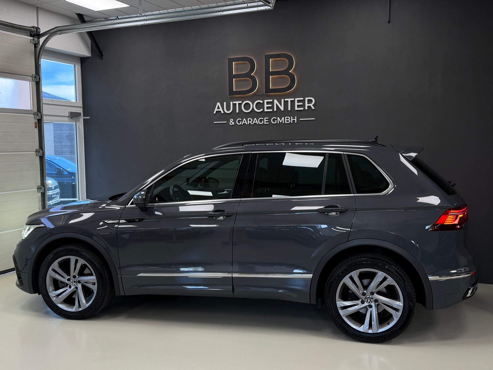 VW Tiguan 2.0TSI R-Line 4Motion DSG-image-3