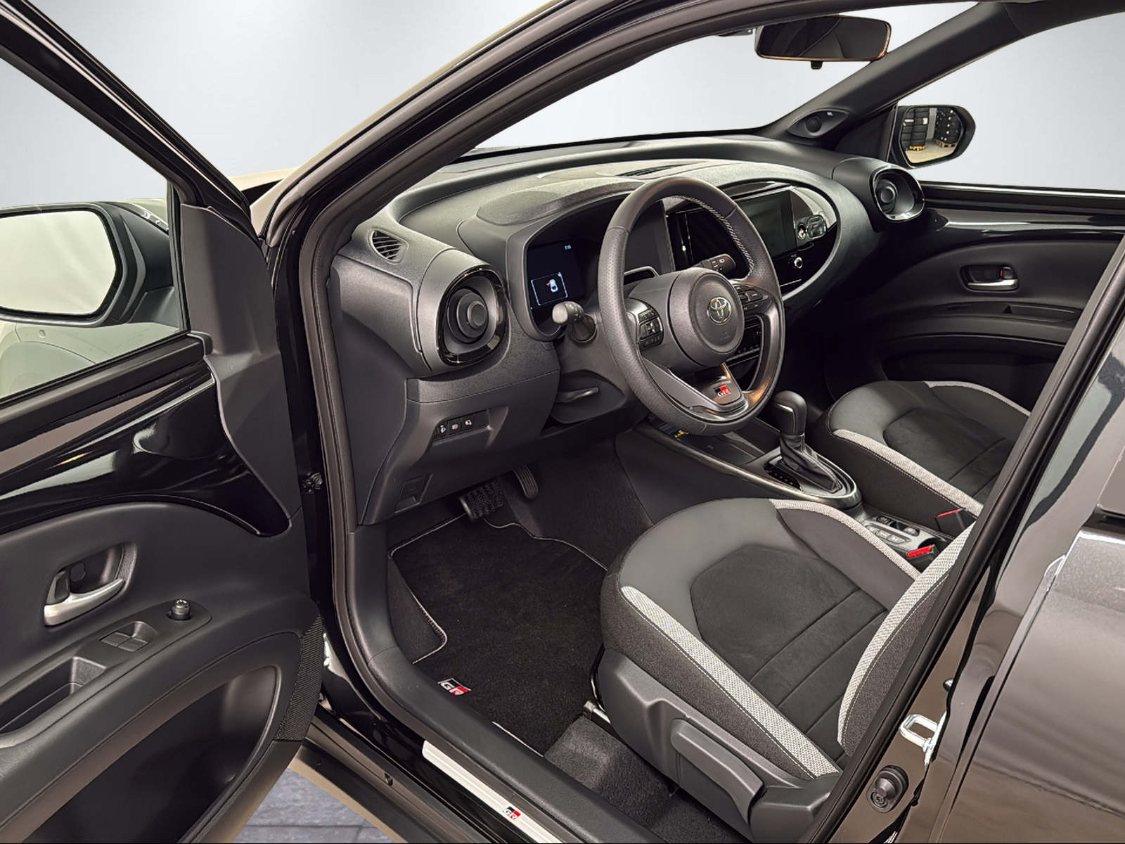 TOYOTA Aygo X 1.5 VVT-i HSD GR Sport-image-13