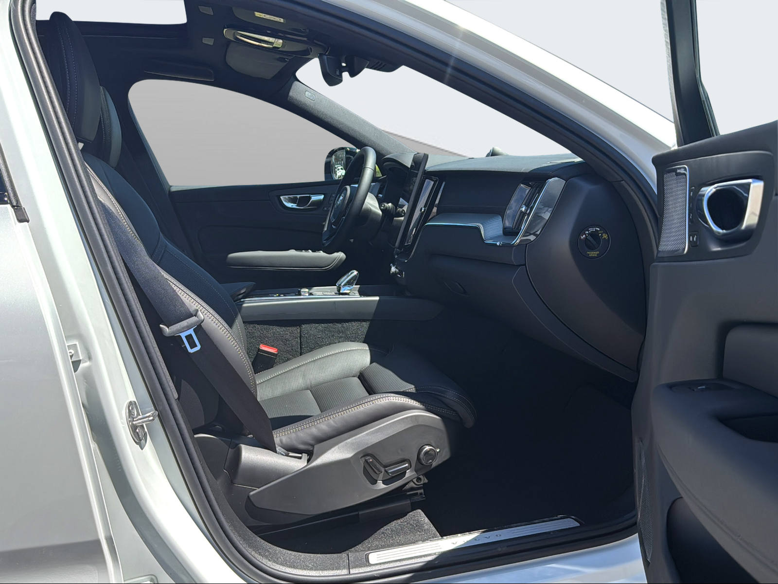 VOLVO XC60 2.0 T6 TE Black Edition eAWD-image-14