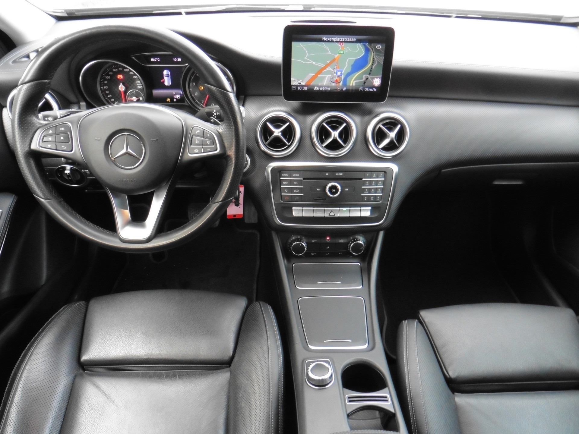 MERCEDES-BENZ A 220 Urban 4Matic 7G-DCT-image-14