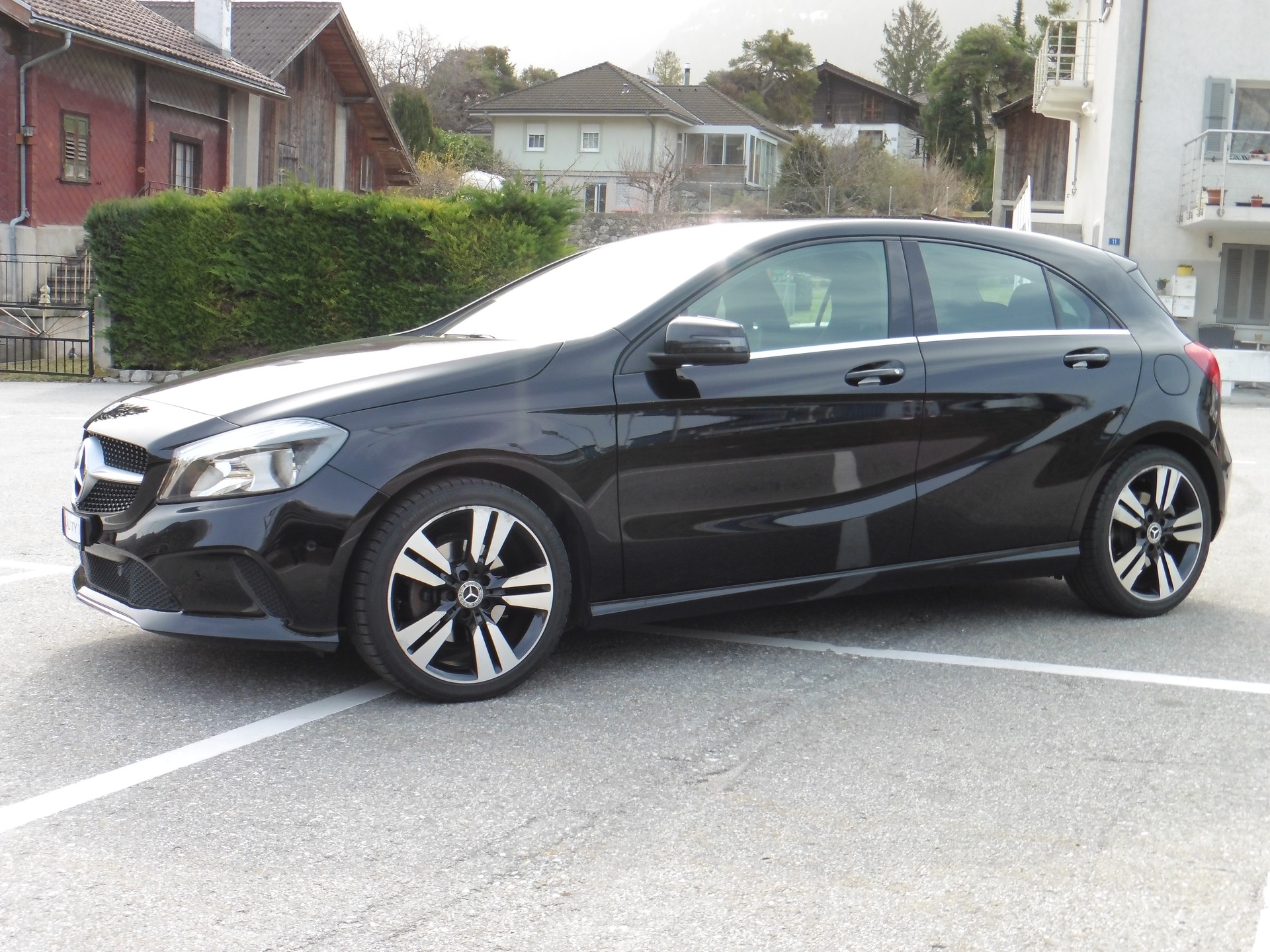 MERCEDES-BENZ A 220 Urban 4Matic 7G-DCT-image-4