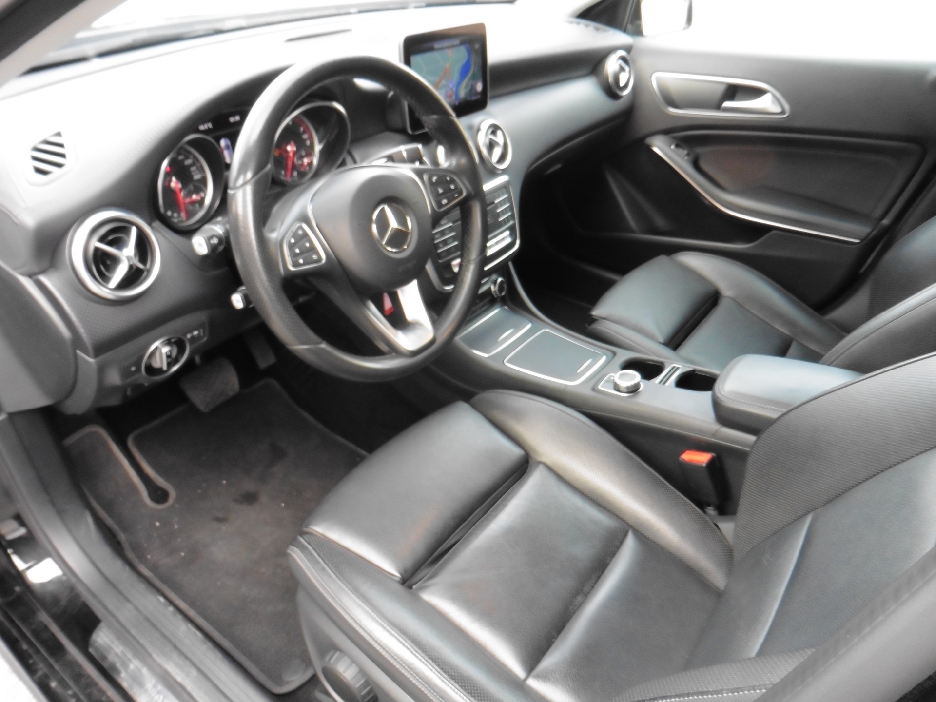 MERCEDES-BENZ A 220 Urban 4Matic 7G-DCT-image-19