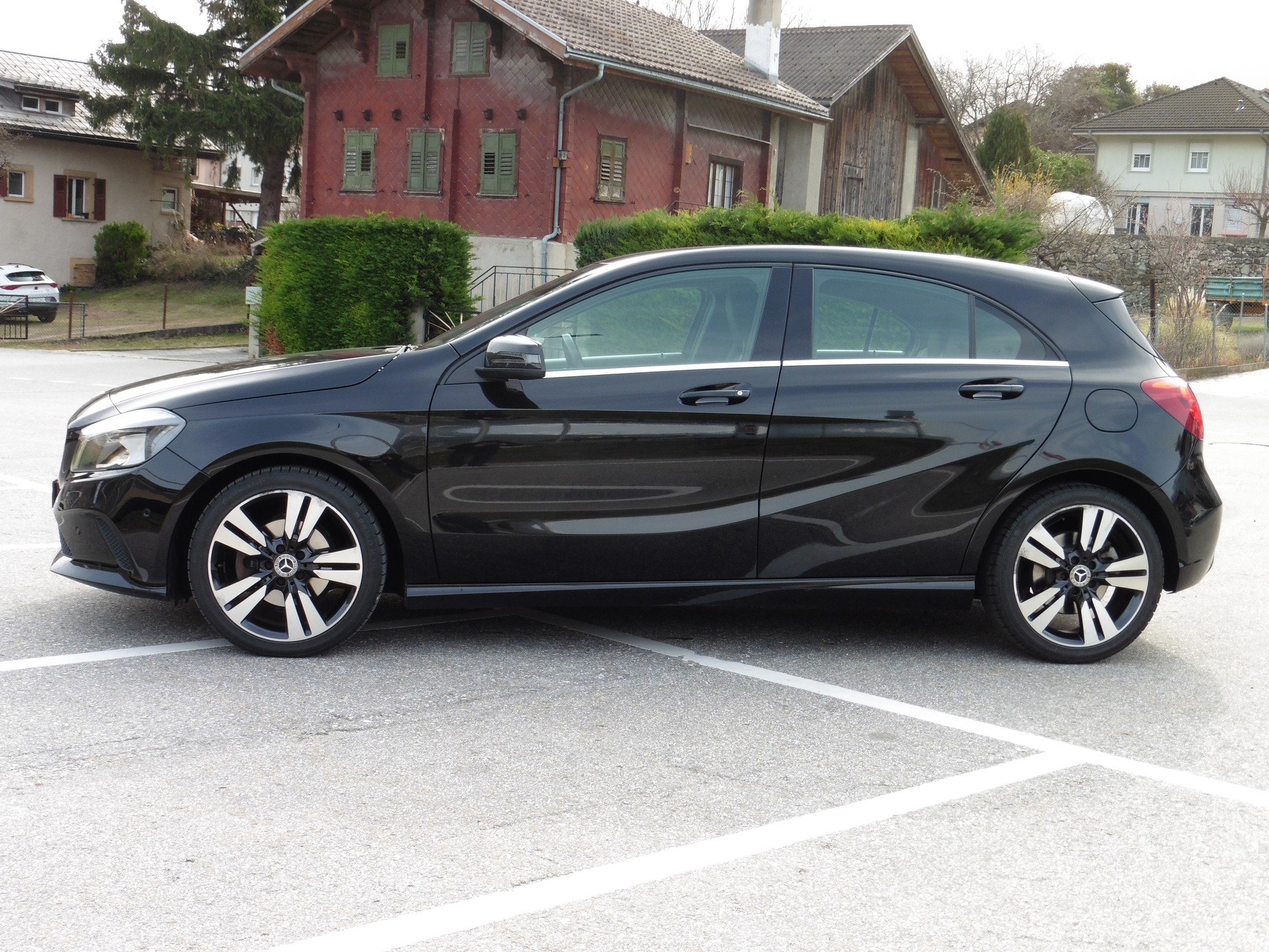 MERCEDES-BENZ A 220 Urban 4Matic 7G-DCT-image-5