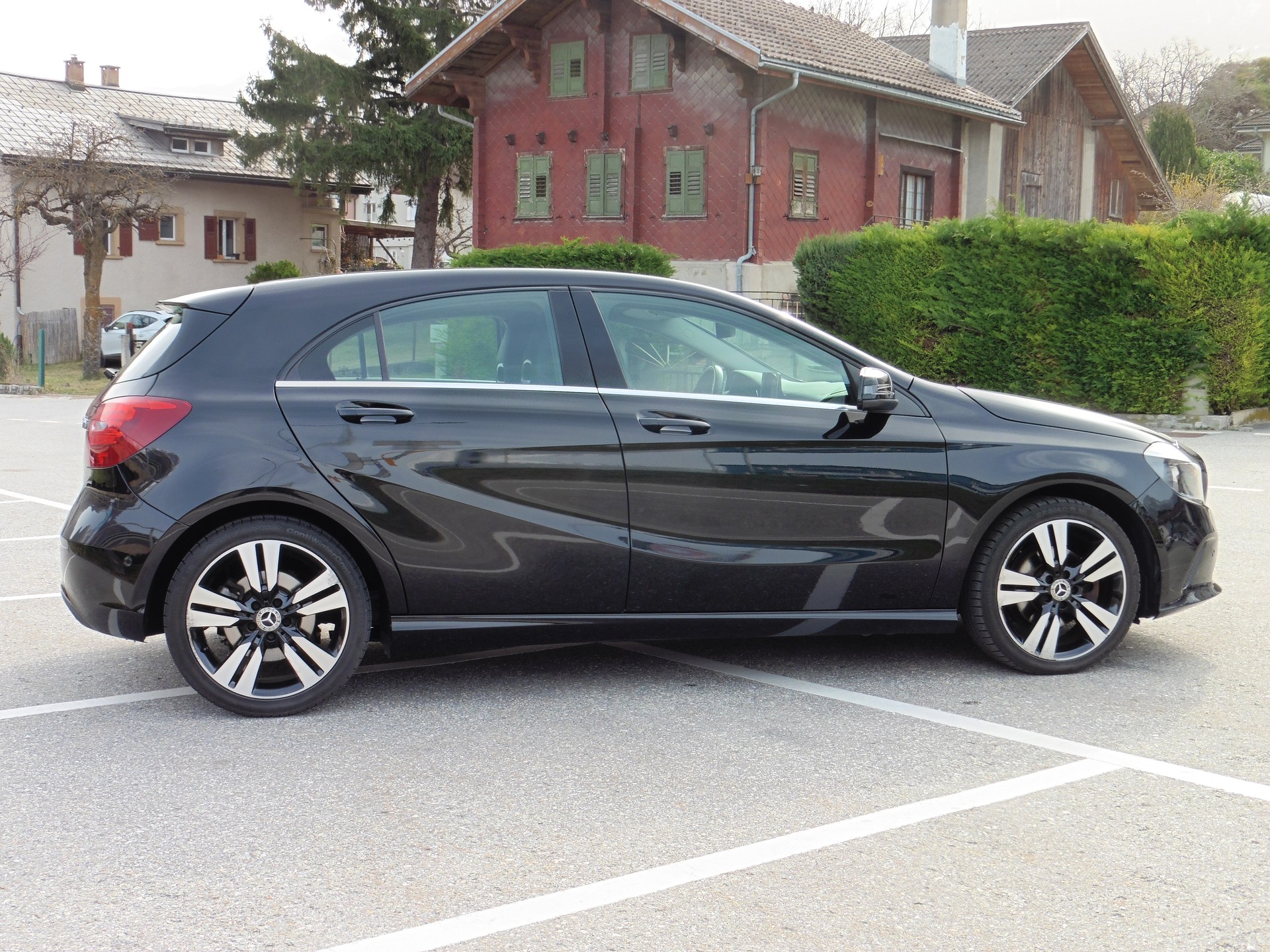 MERCEDES-BENZ A 220 Urban 4Matic 7G-DCT-image-13
