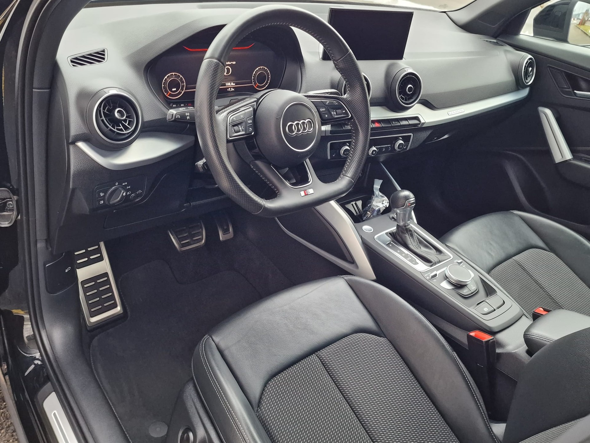 AUDI Q2 35 TDI quattro Sport S-tronic S Line-image-8