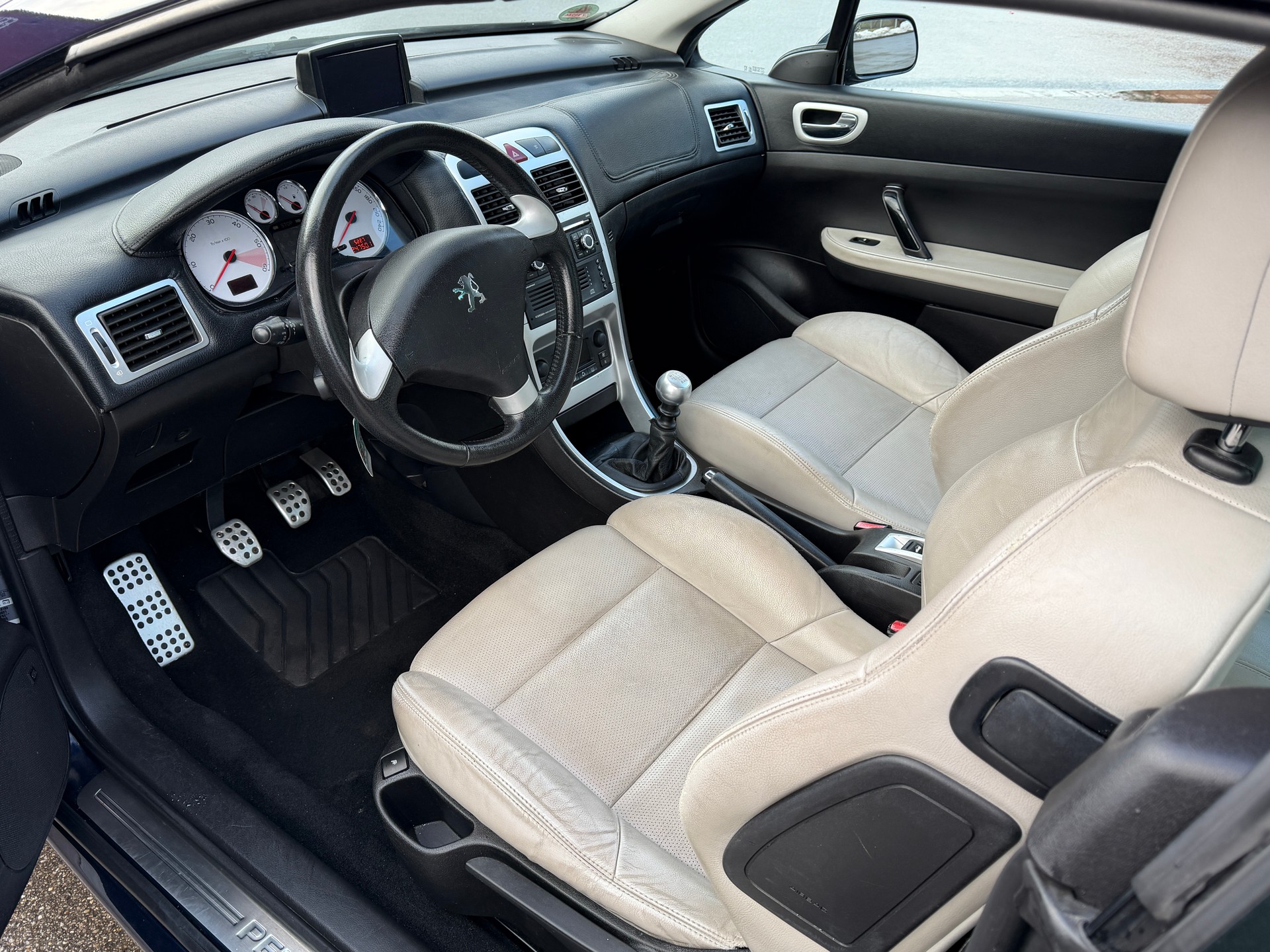 PEUGEOT 307 CC 2.0 HDI Platinum Edition-image-13