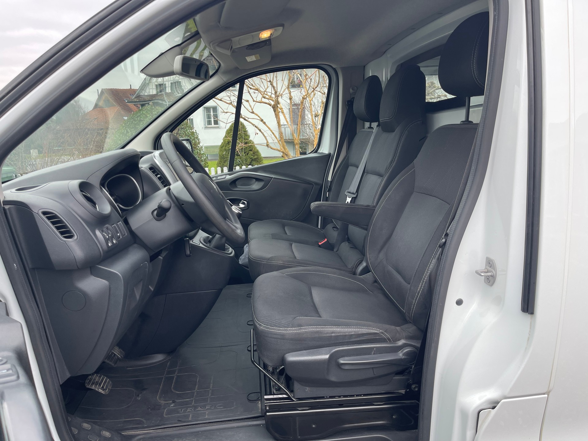 RENAULT Trafic 2.0 Energy dCi 120 3.0t Business L1H1-image-9