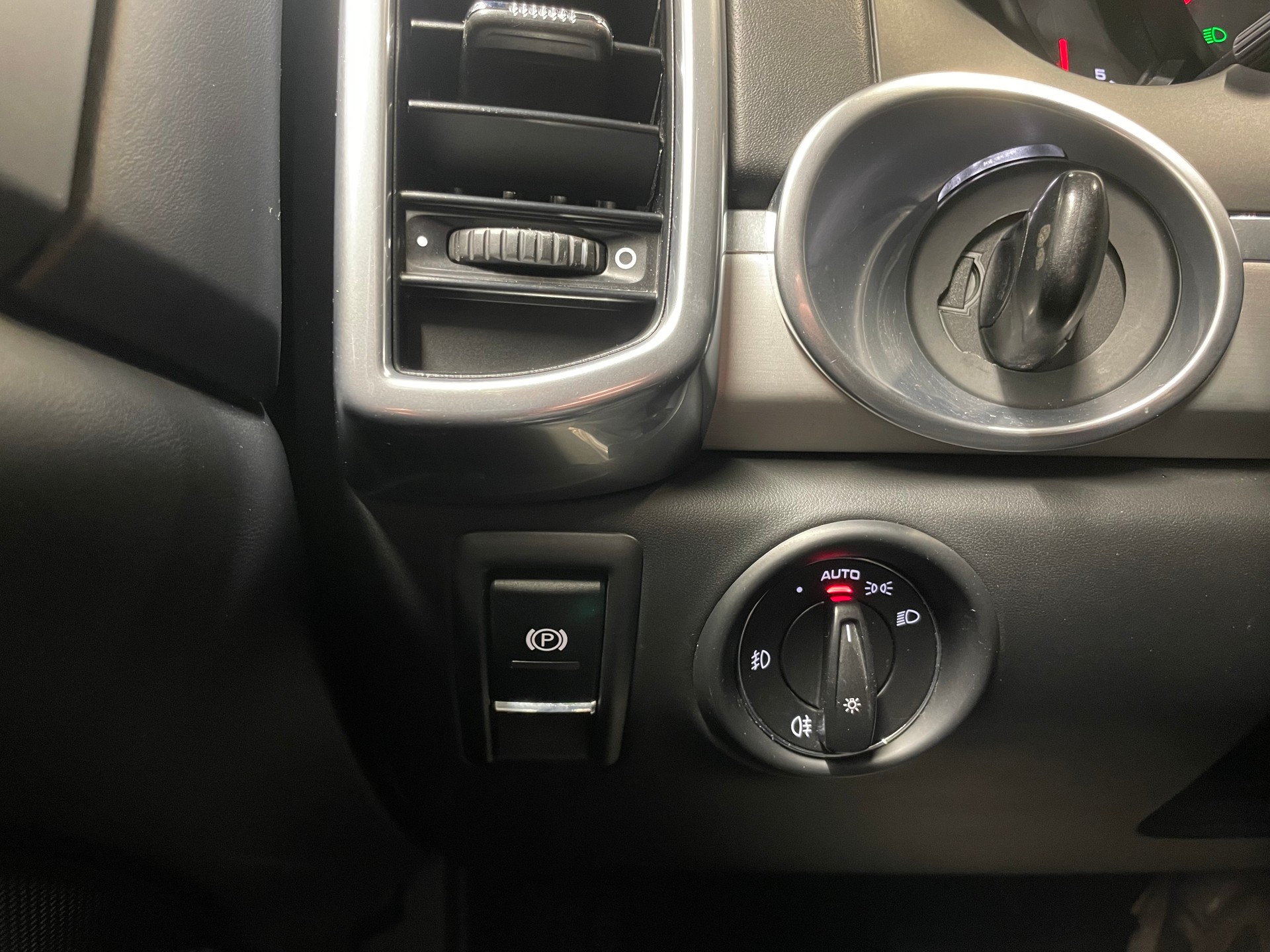 PORSCHE Cayenne Diesel(54)(M)-image-15