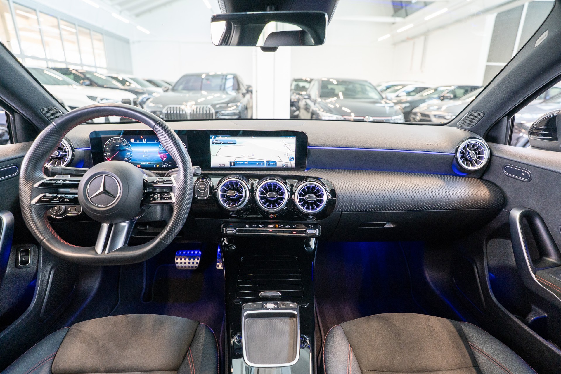 MERCEDES-BENZ A 200 AMG Line Limousine / Facelift / 19" Felgen / Ambiente-Beleuchtung-image-16