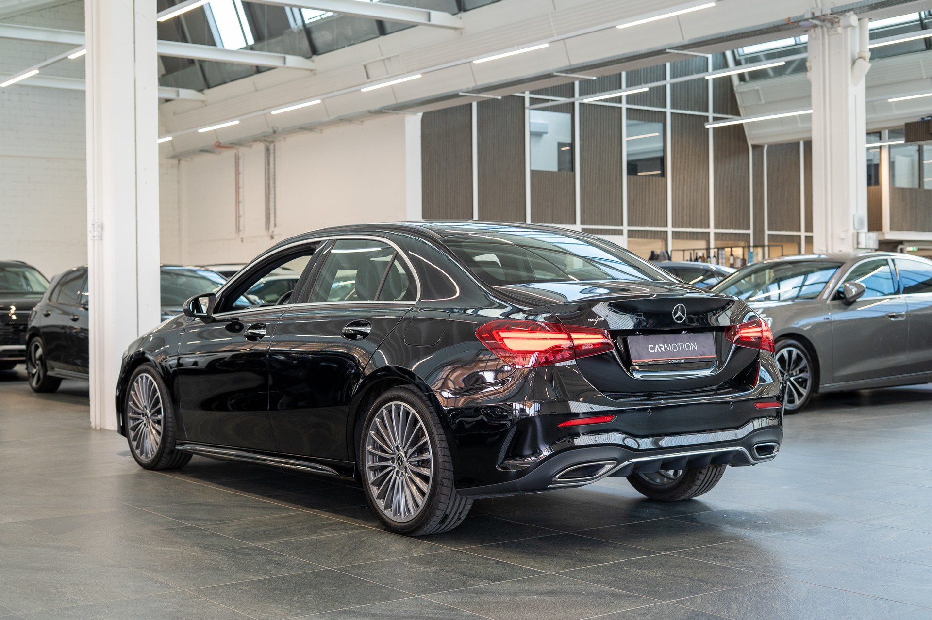 MERCEDES-BENZ A 200 AMG Line Limousine / Facelift / 19" Felgen / Ambiente-Beleuchtung-showroom-element-3