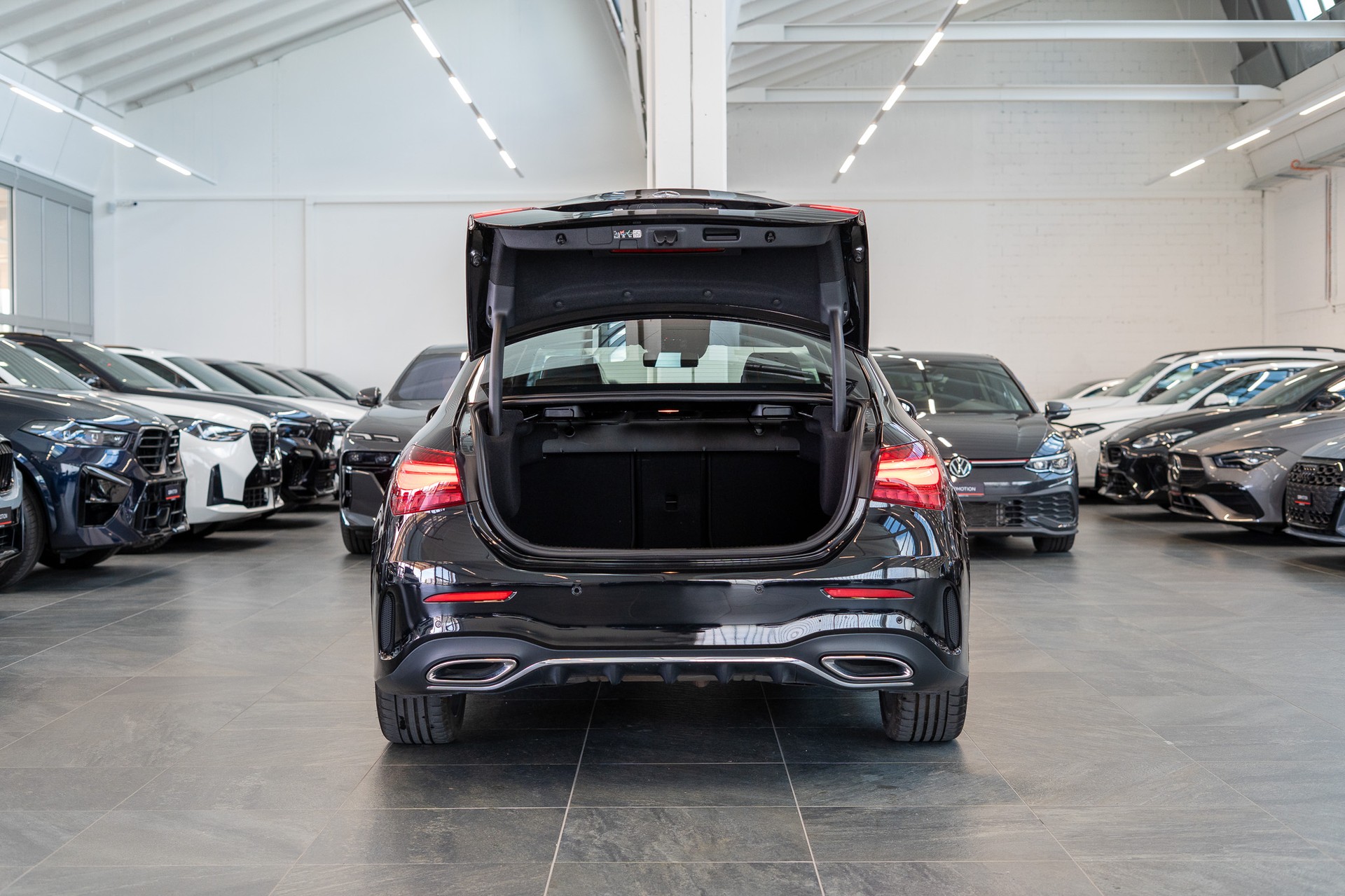 MERCEDES-BENZ A 200 AMG Line Limousine / Facelift / 19" Felgen / Ambiente-Beleuchtung-image-5