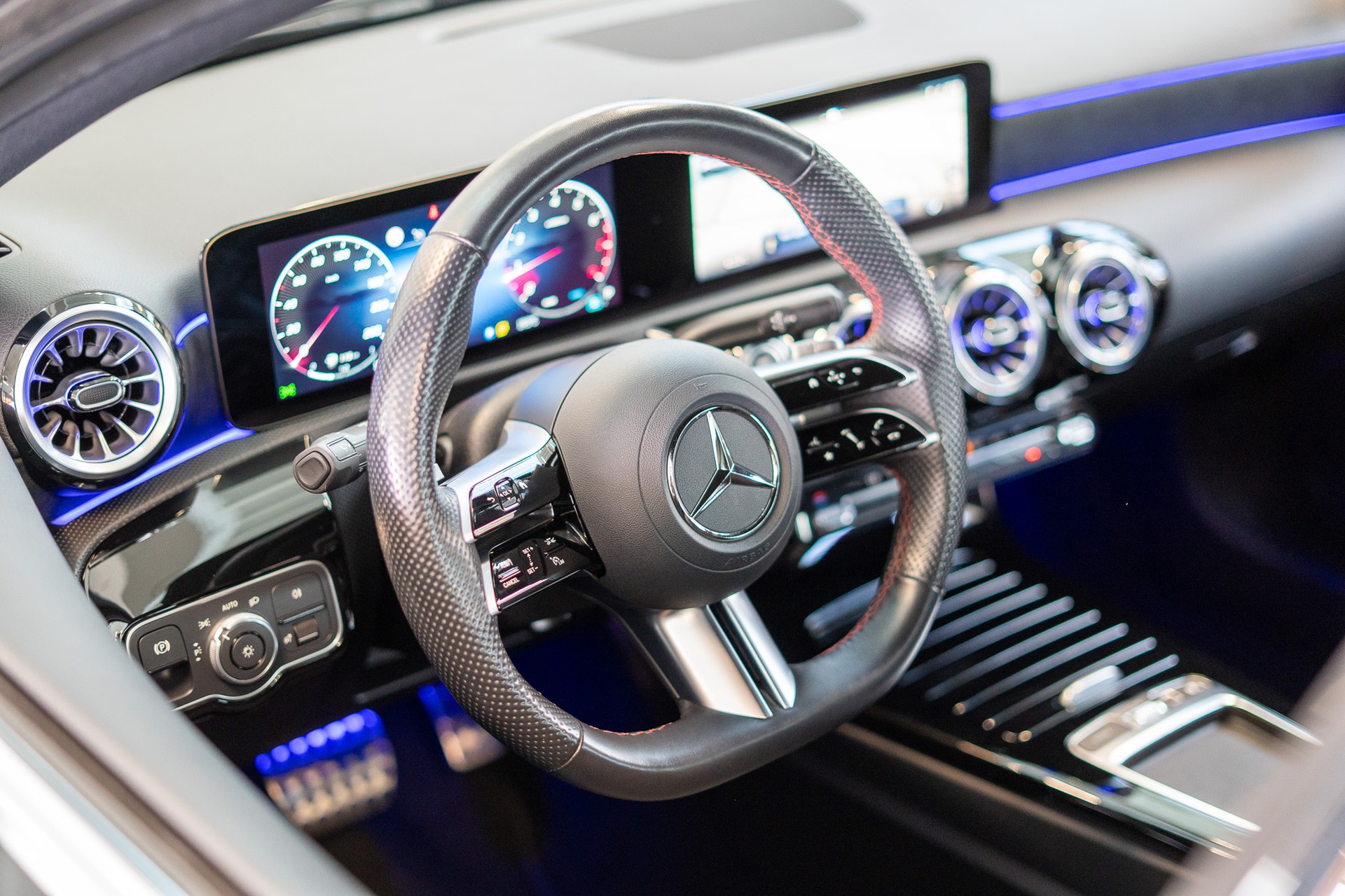 MERCEDES-BENZ A 200 AMG Line Limousine / Facelift / 19" Felgen / Ambiente-Beleuchtung-image-9