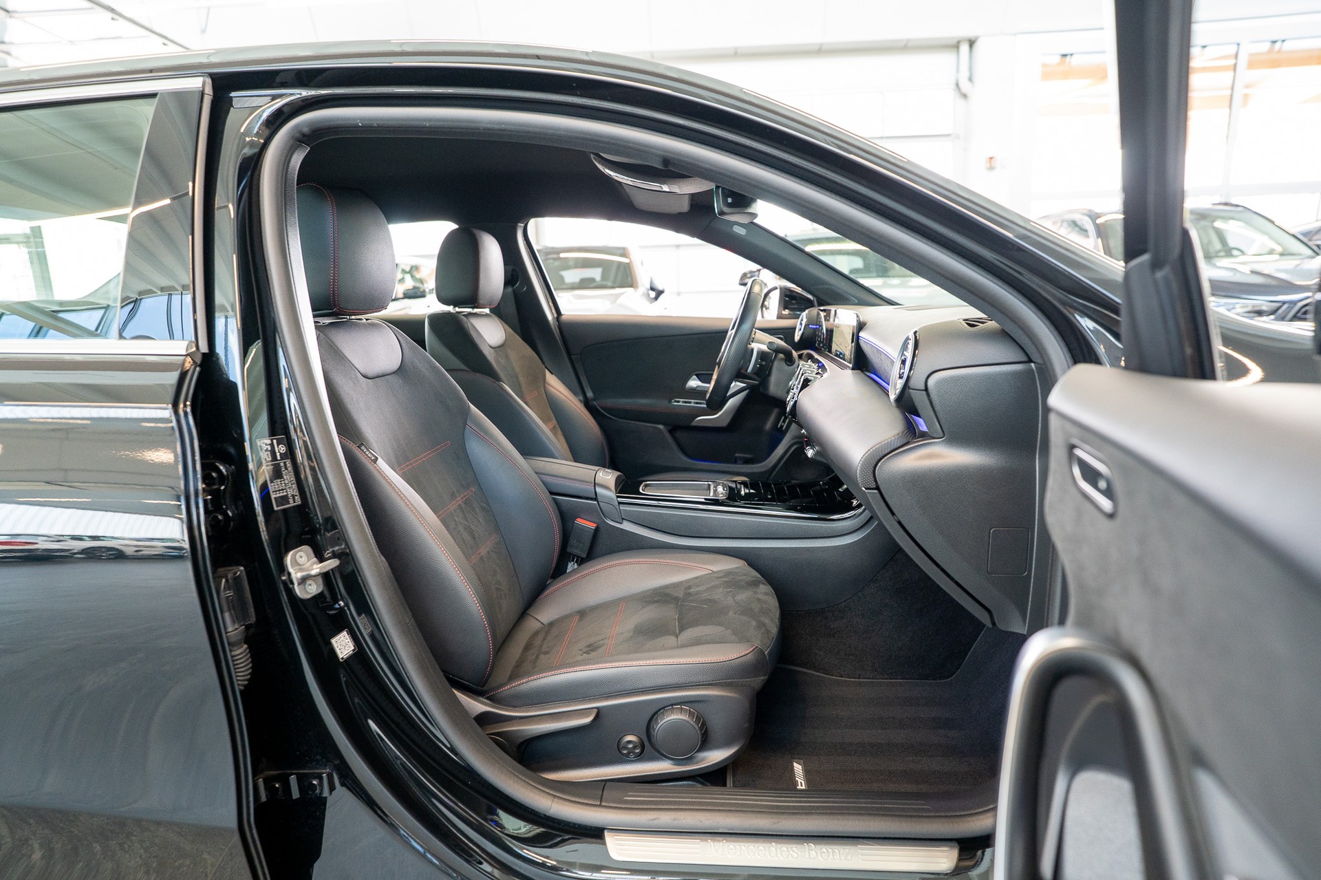 MERCEDES-BENZ A 200 AMG Line Limousine / Facelift / 19" Felgen / Ambiente-Beleuchtung-image-14