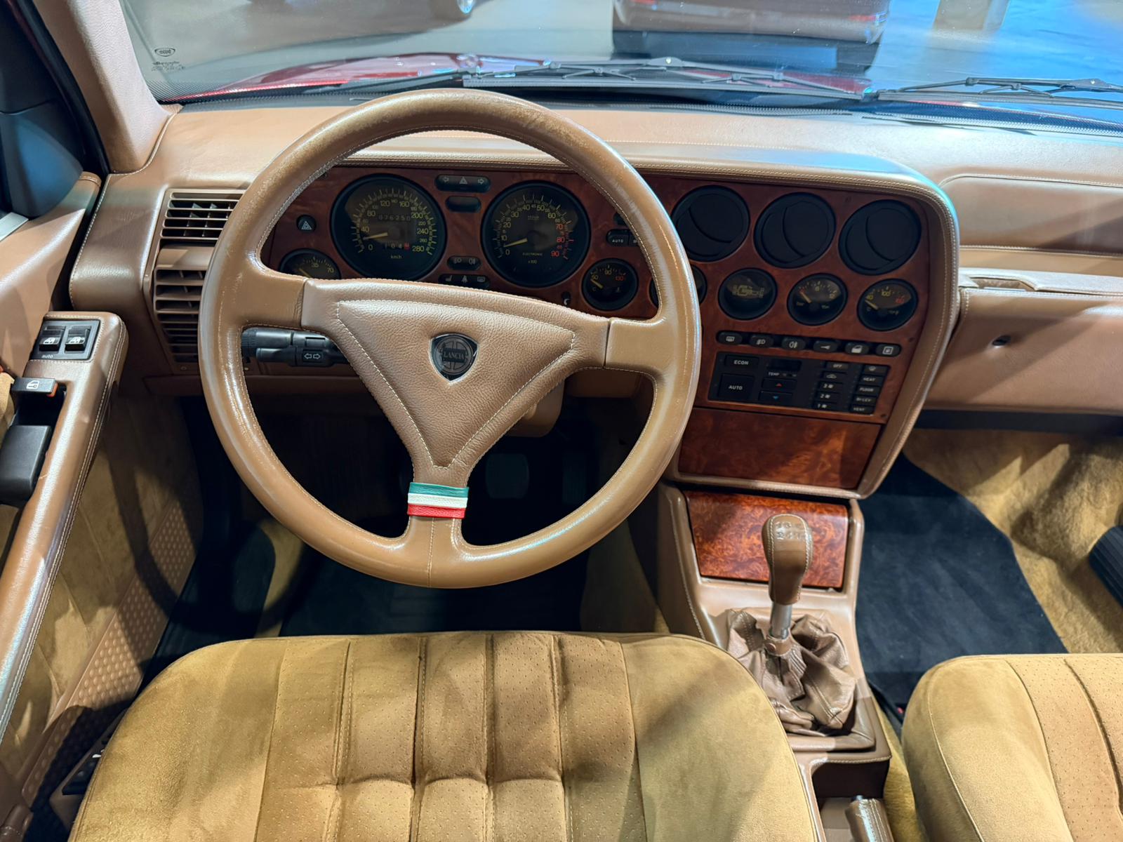LANCIA Thema 8.32 Ferrari-image-19