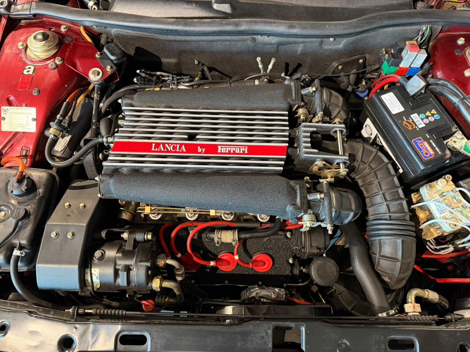 LANCIA Thema 8.32 Ferrari-showroom-element-1