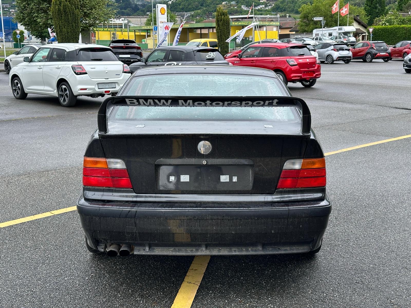 BMW 325i-image-3