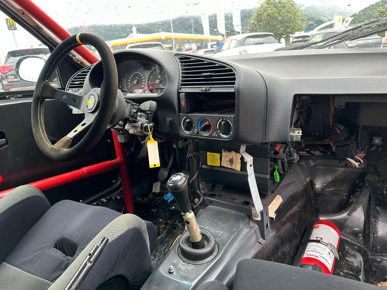BMW 325i-image-11