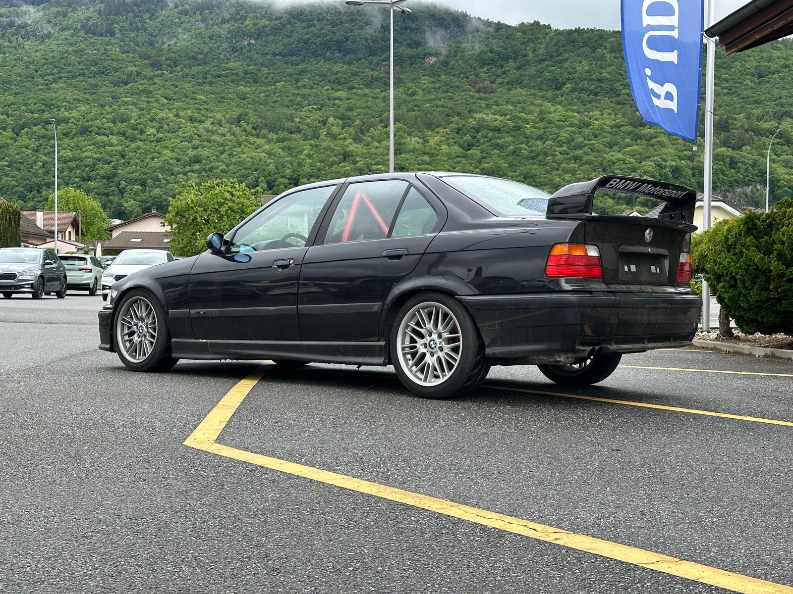 BMW 325i-image-2