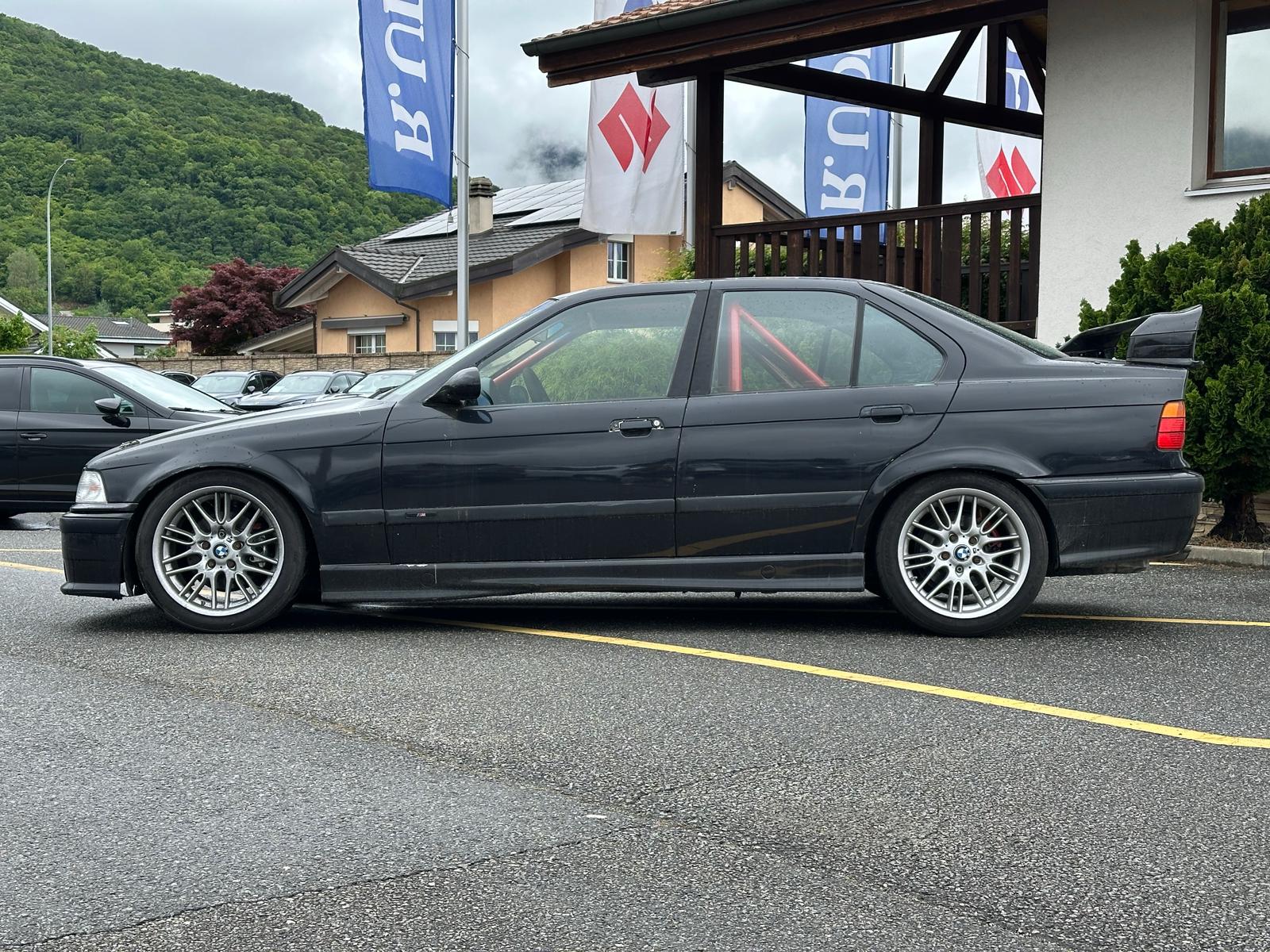 BMW 325i-image-1