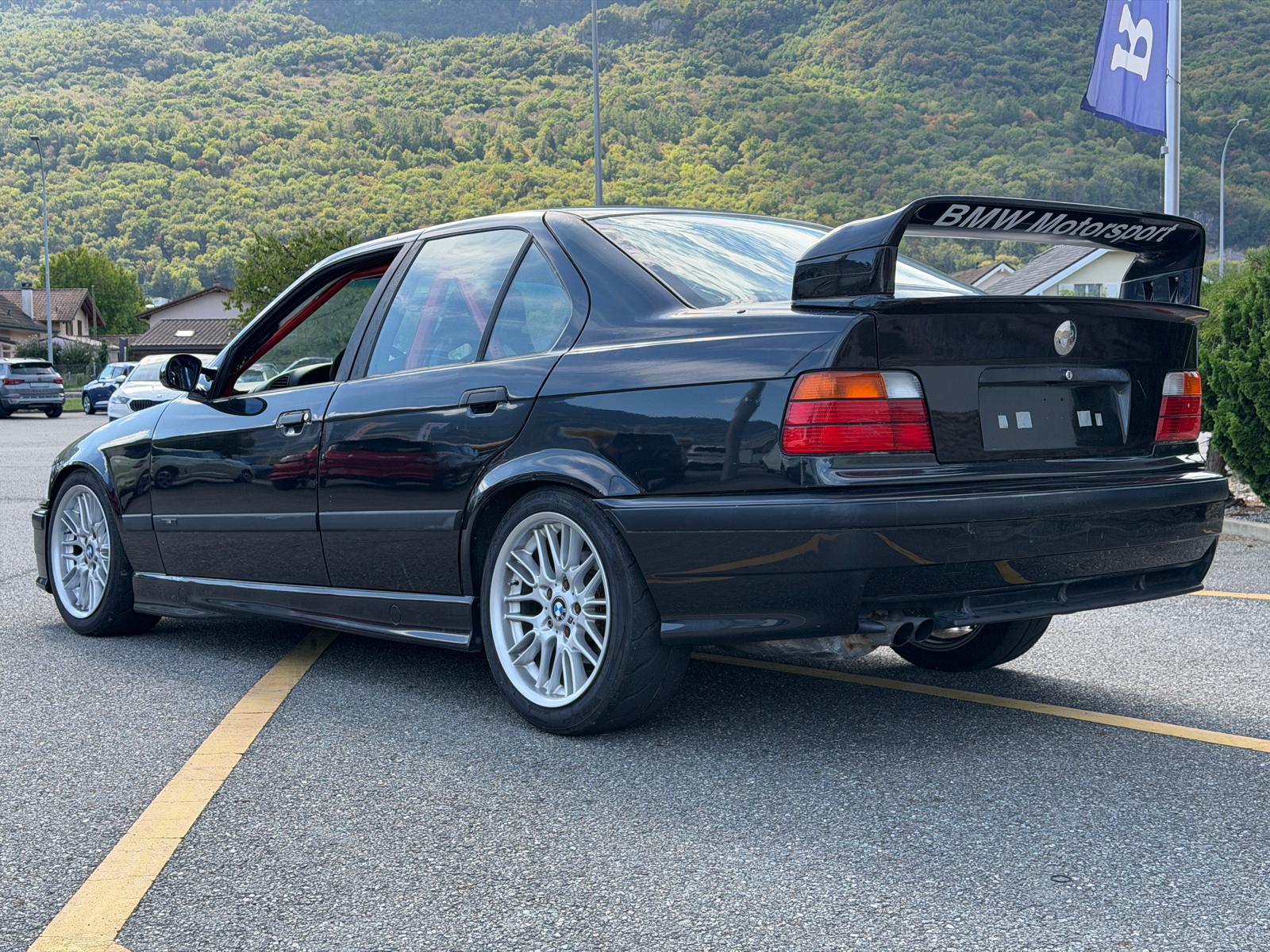 BMW 325i-image-2