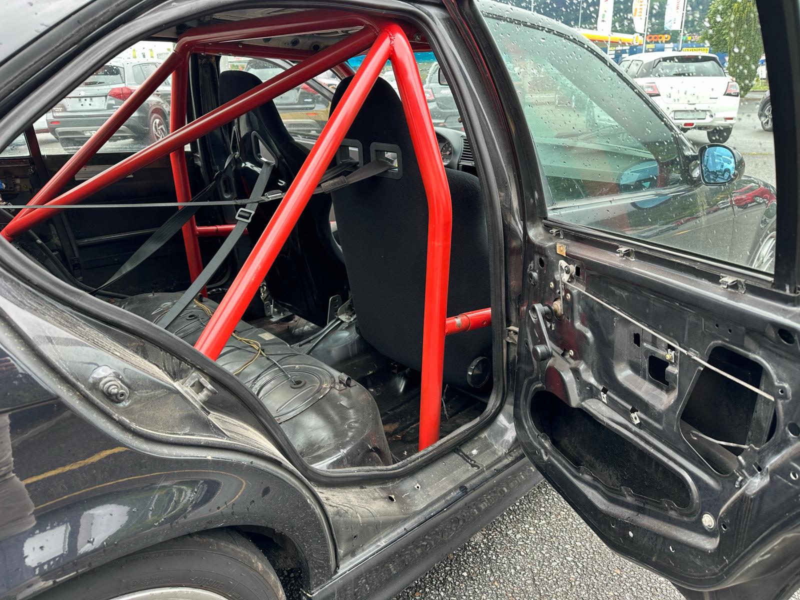 BMW 325i-image-13