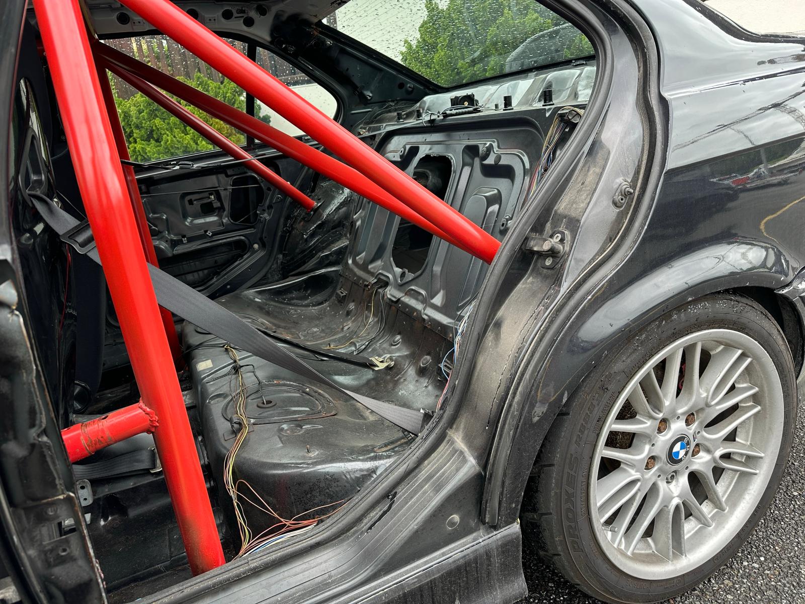 BMW 325i-image-14