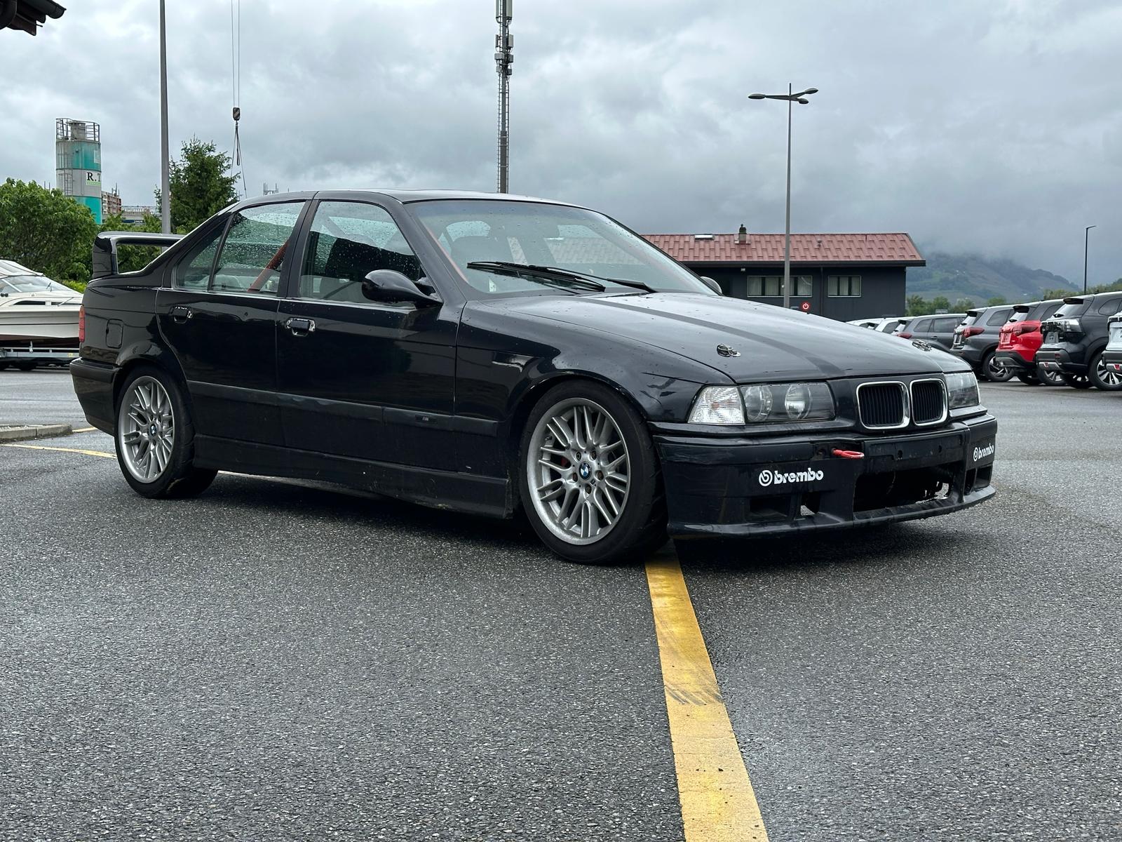 BMW 325i-image-6