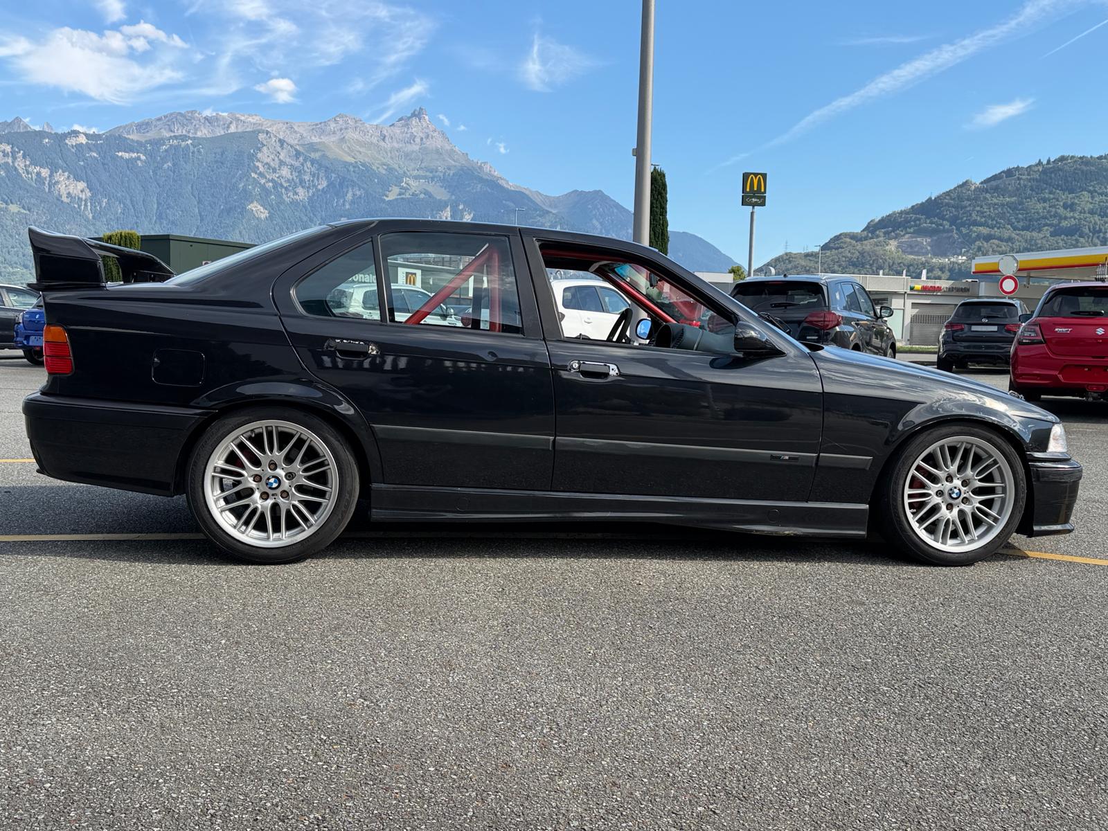BMW 325i-image-5