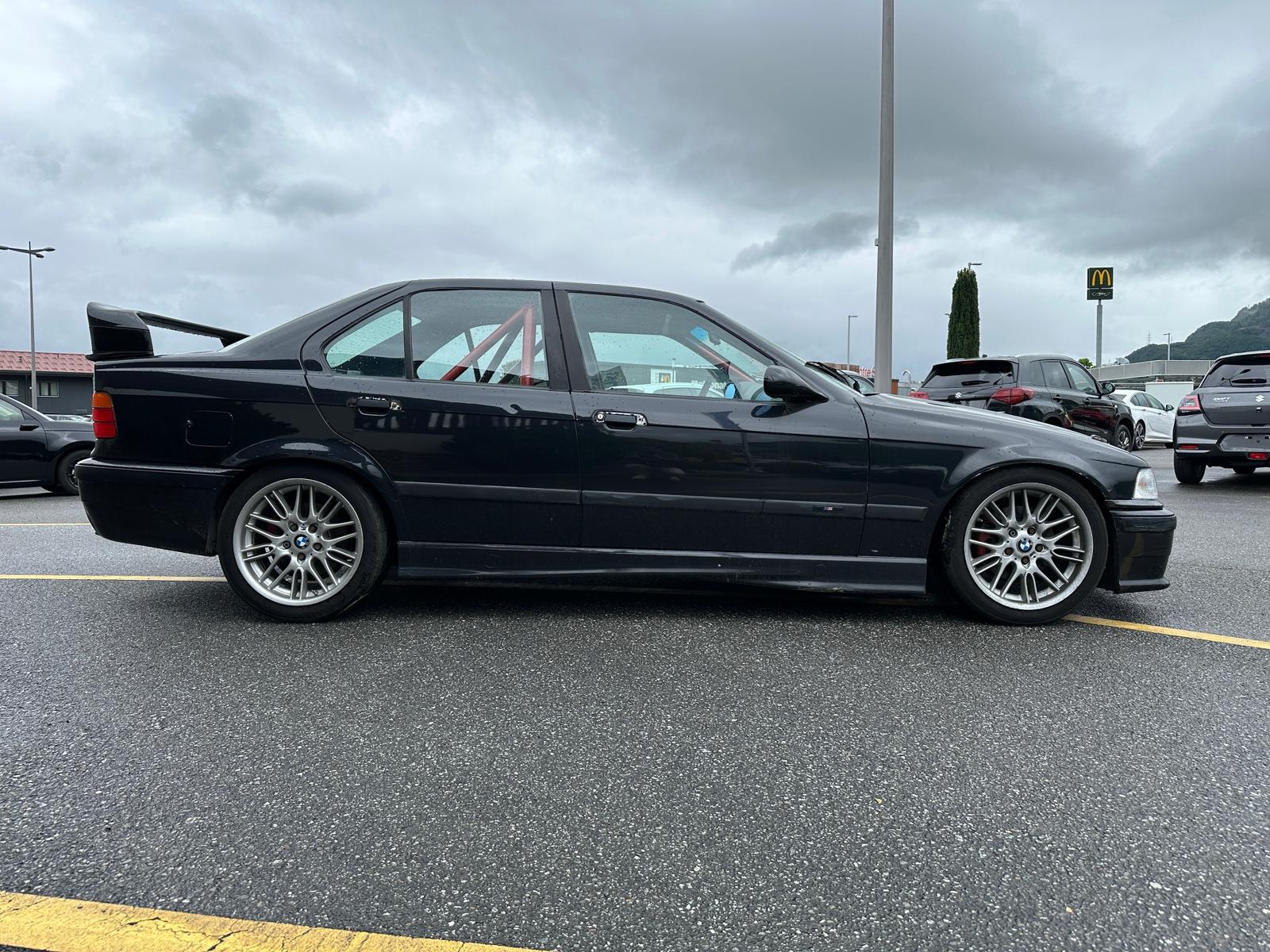 BMW 325i-image-5
