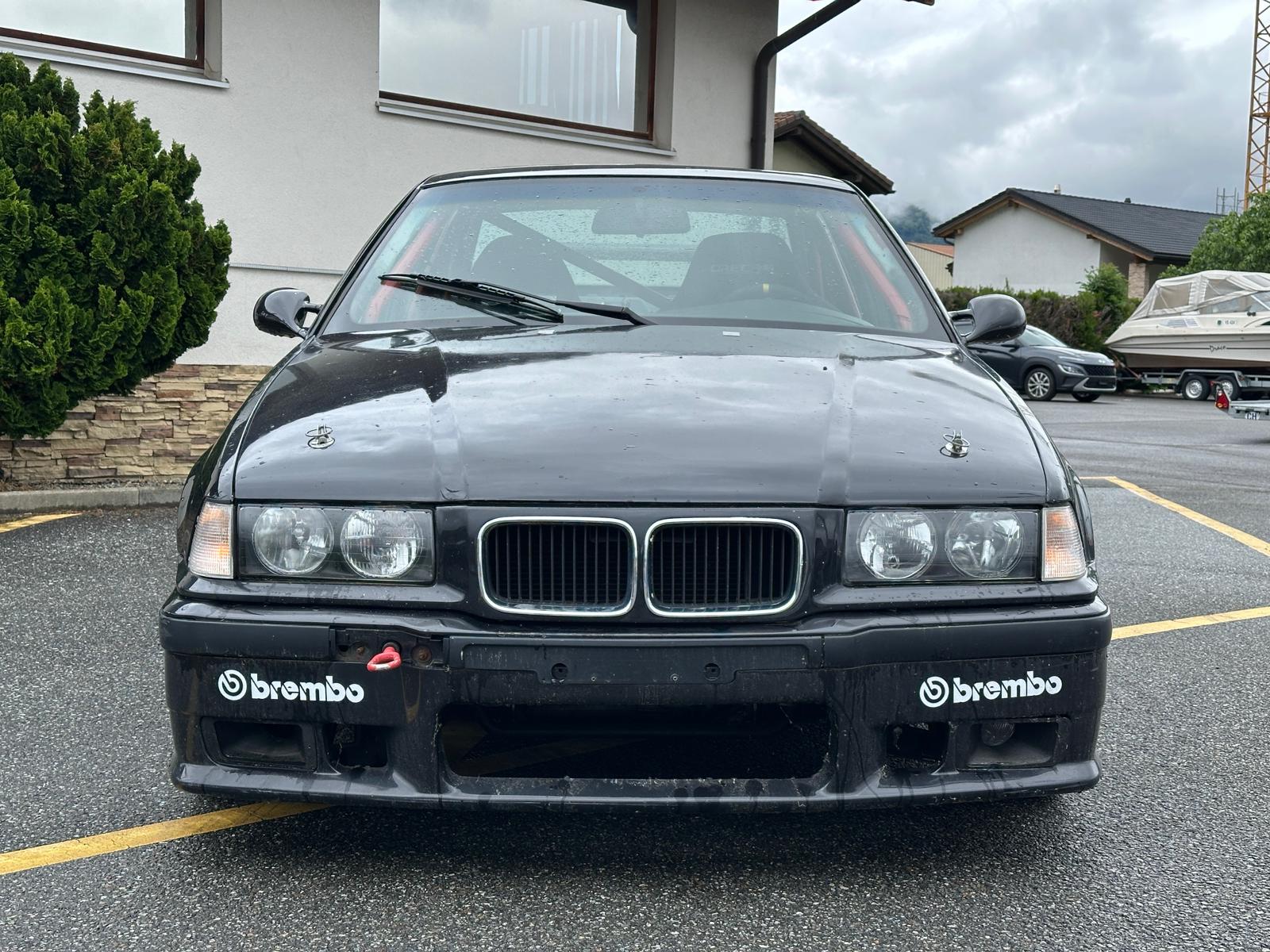 BMW 325i-image-7