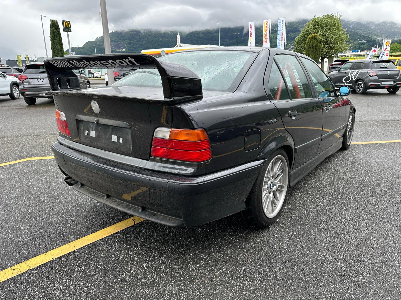 BMW 325i-image-4