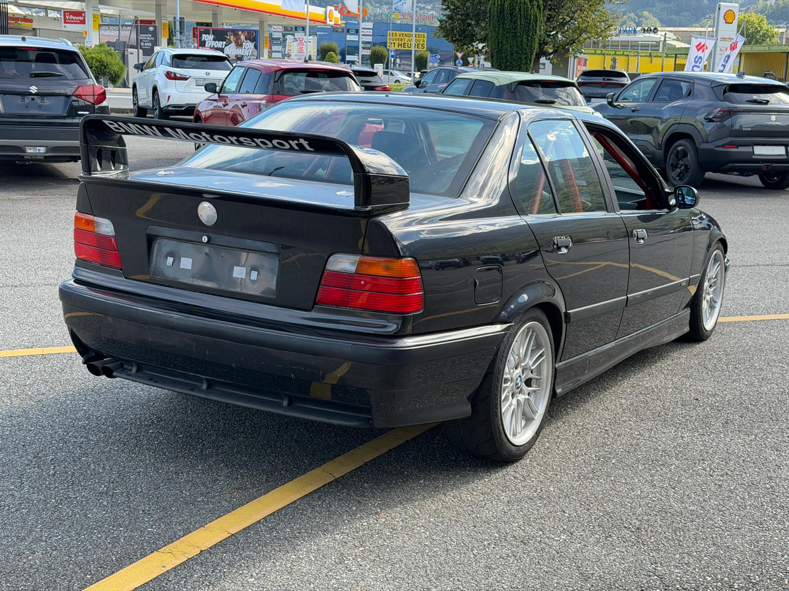 BMW 325i-image-4