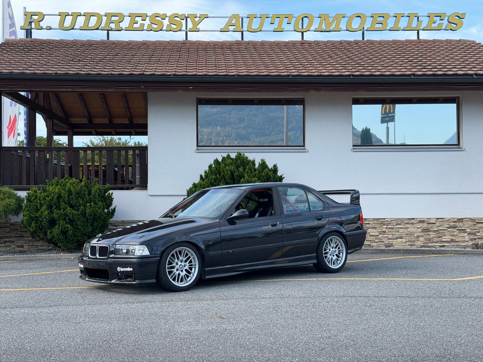 BMW 325i-image-0