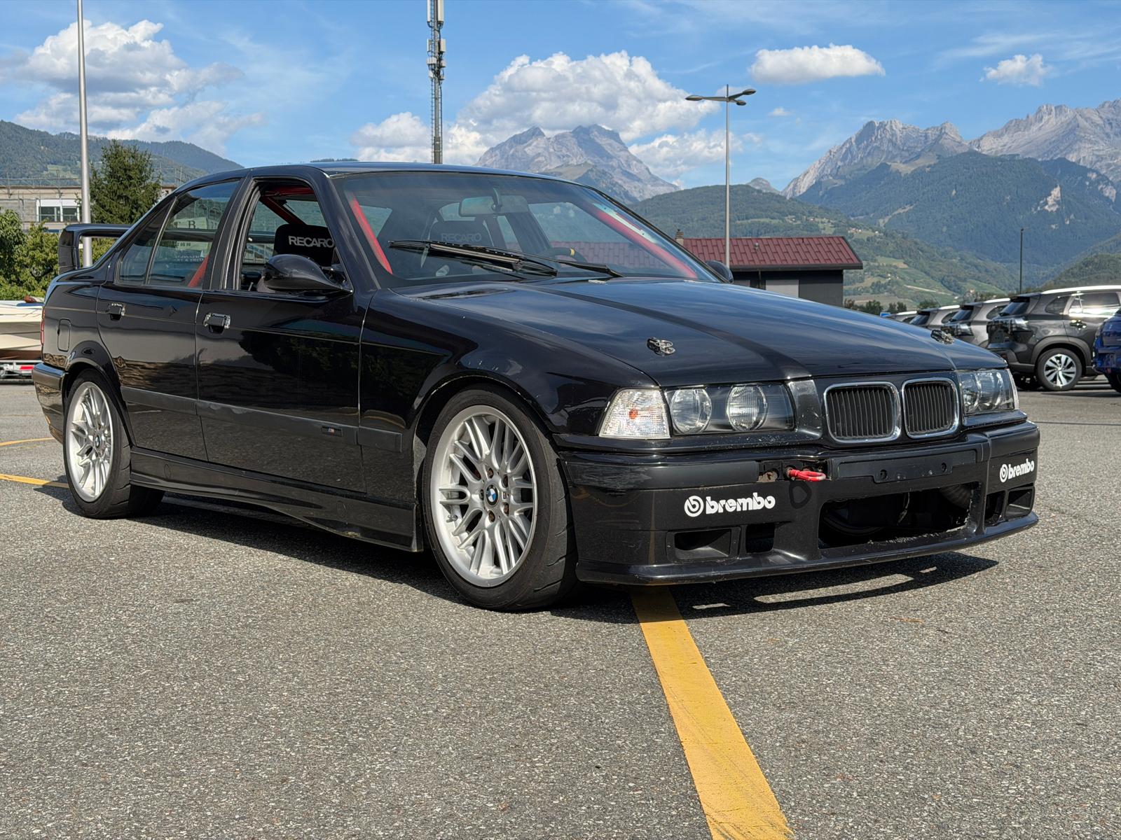 BMW 325i-image-6
