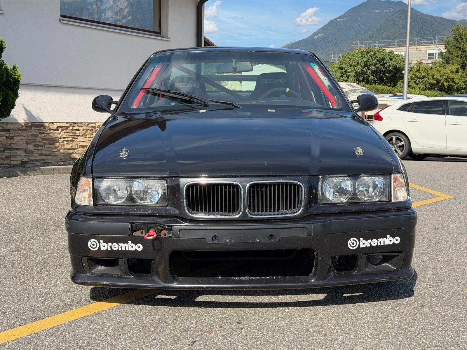 BMW 325i-image-7