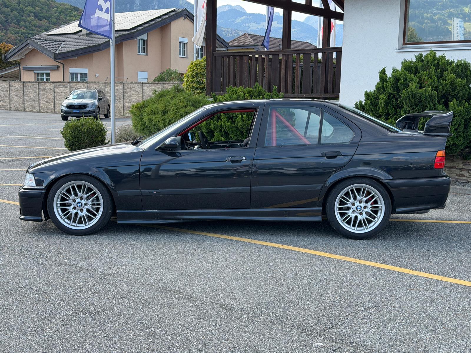 BMW 325i-image-1