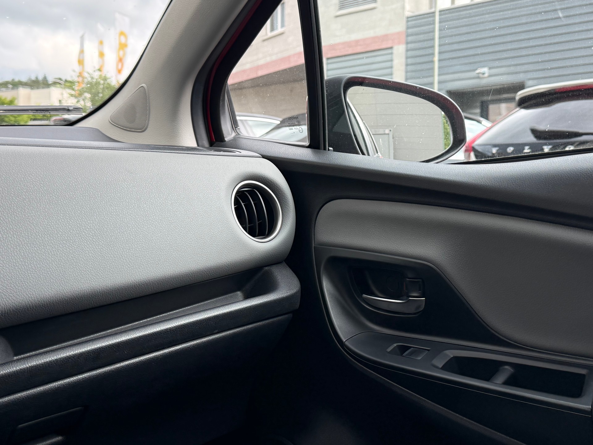 TOYOTA Yaris 1.33 Trend-image-12