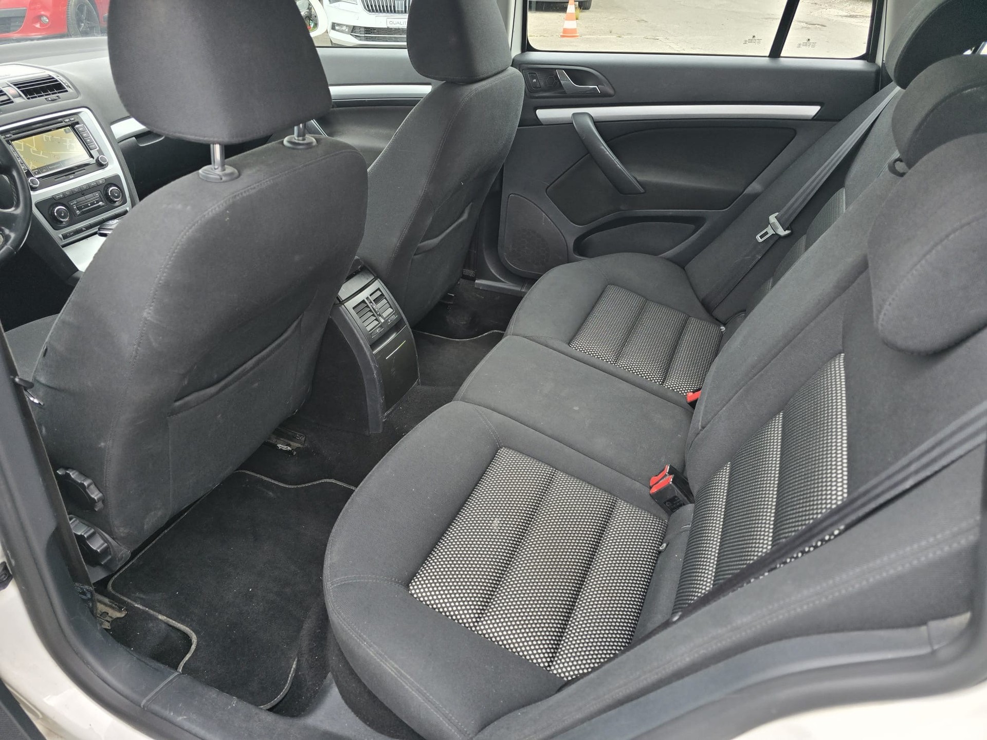 SKODA Octavia Combi 2.0 TDI Scout 4x4 DSG-image-14