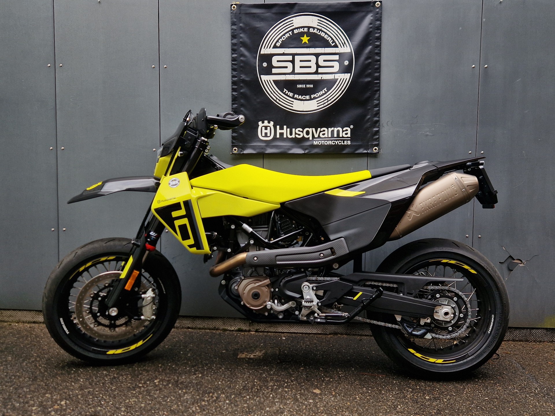 HUSQVARNA 701 Supermoto (35kW)-showroom-element-1