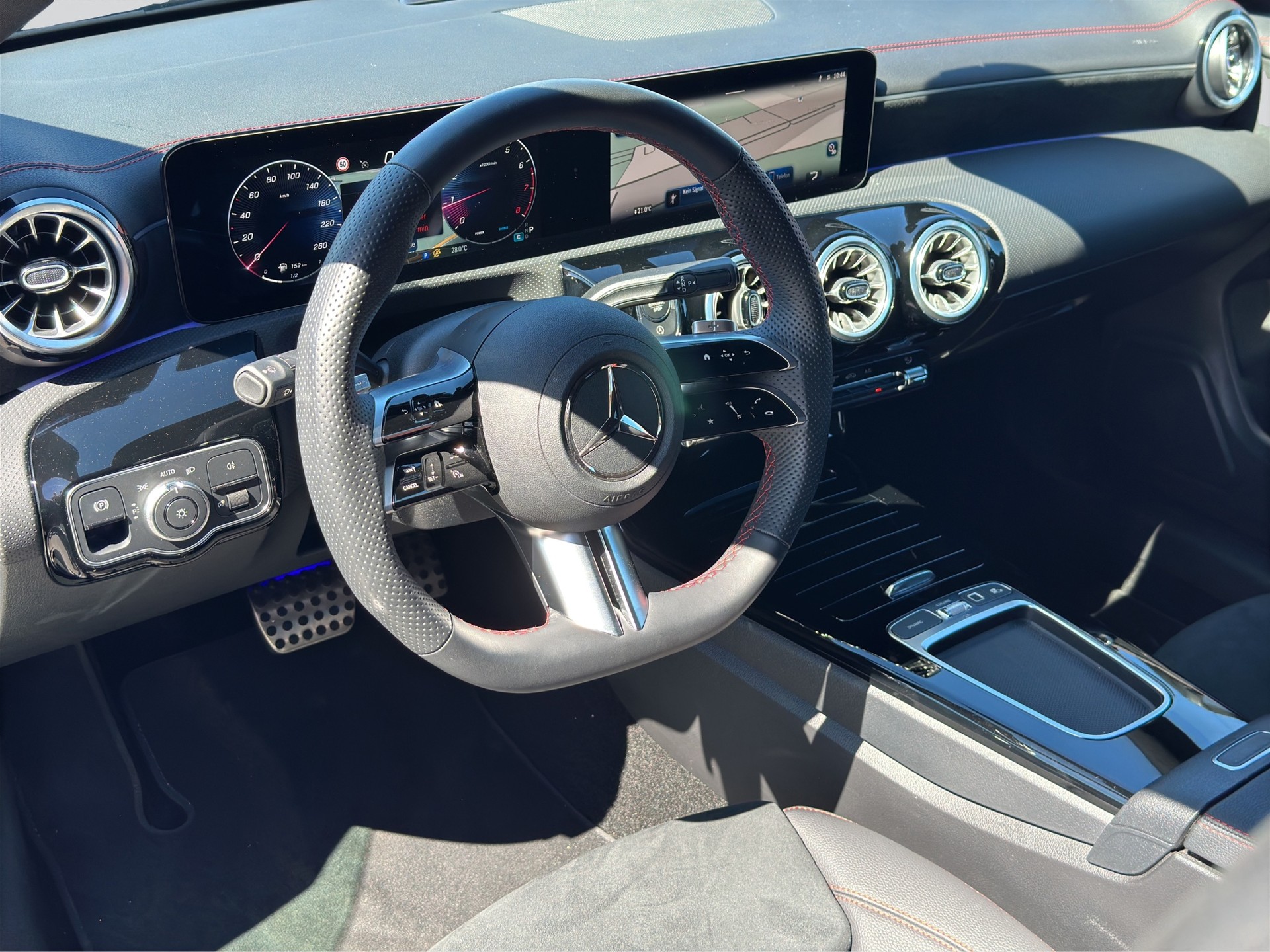 MERCEDES-BENZ CLA 200 AMG Night 7G-DCT-image-6